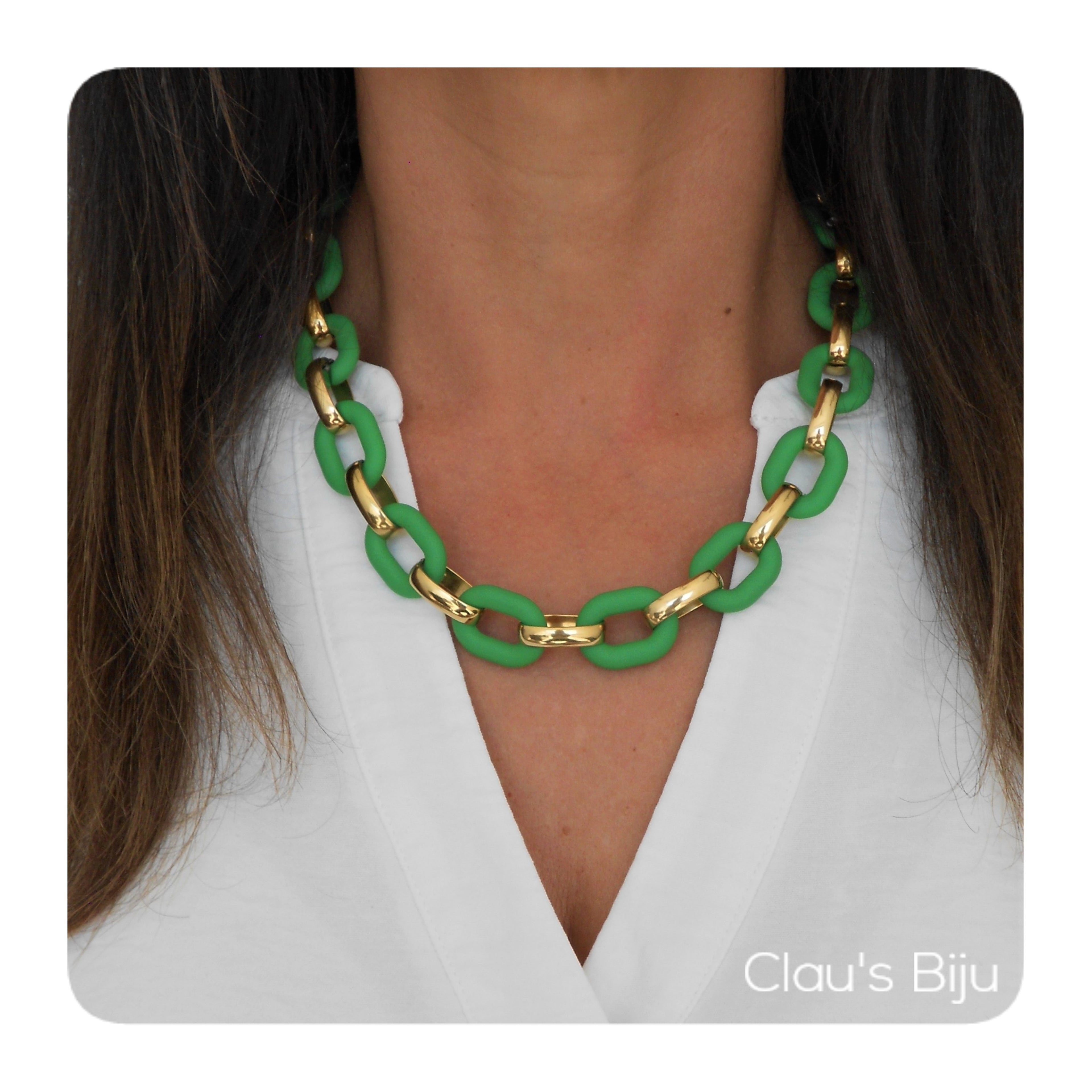 Colar em acrílico com peças em aço