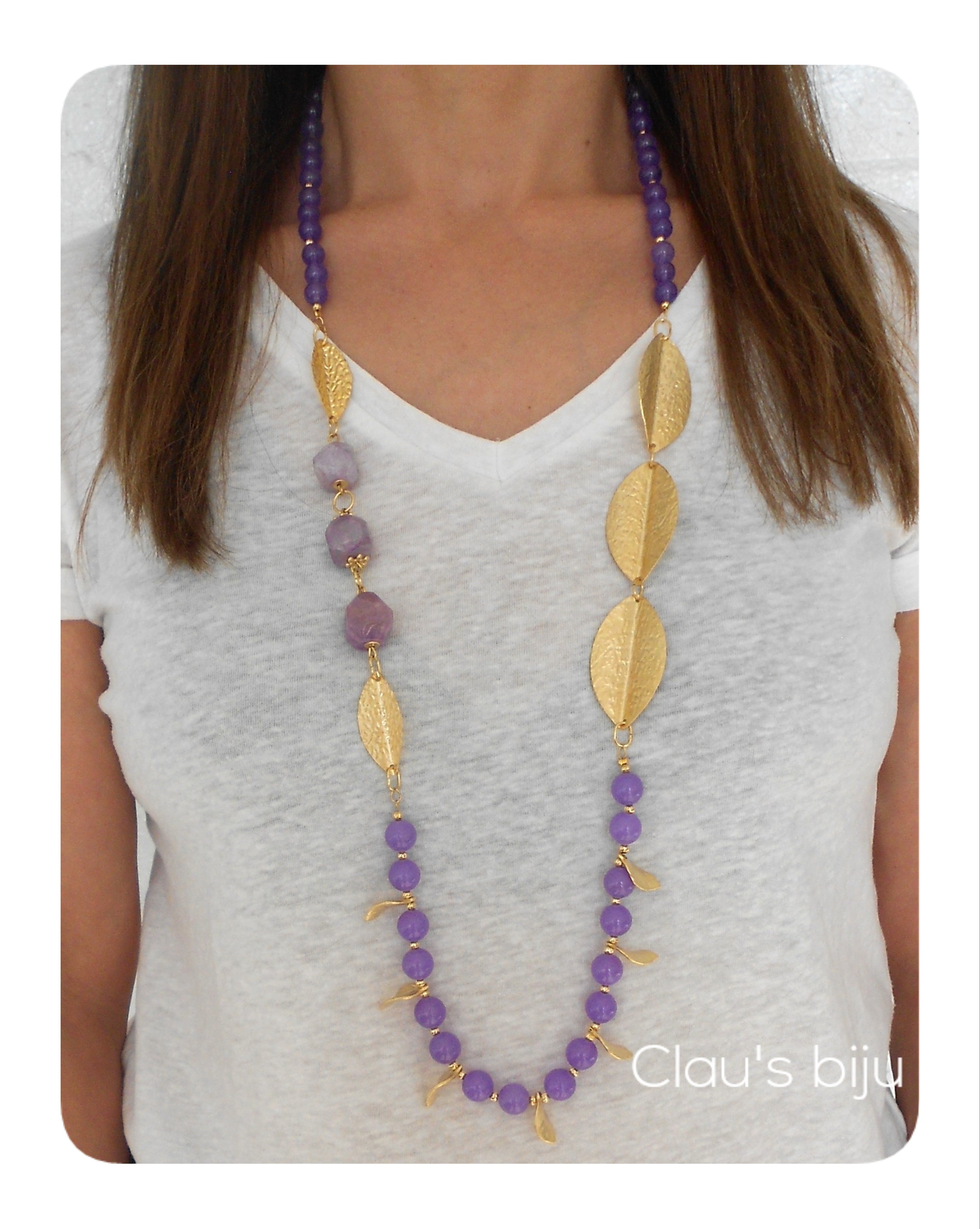 Colar com pedras jade lilás e peças banhadas a ouro de 18 quilates