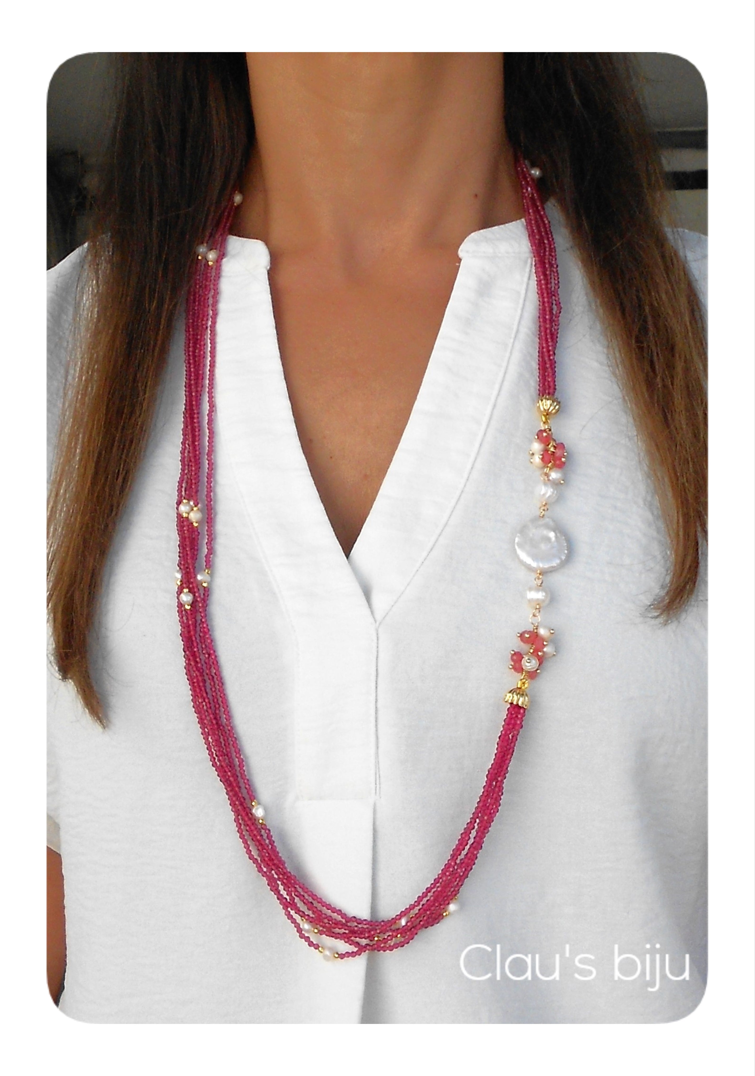 Colar com missangas rosa e peças banhadas a ouro de 18 quilates