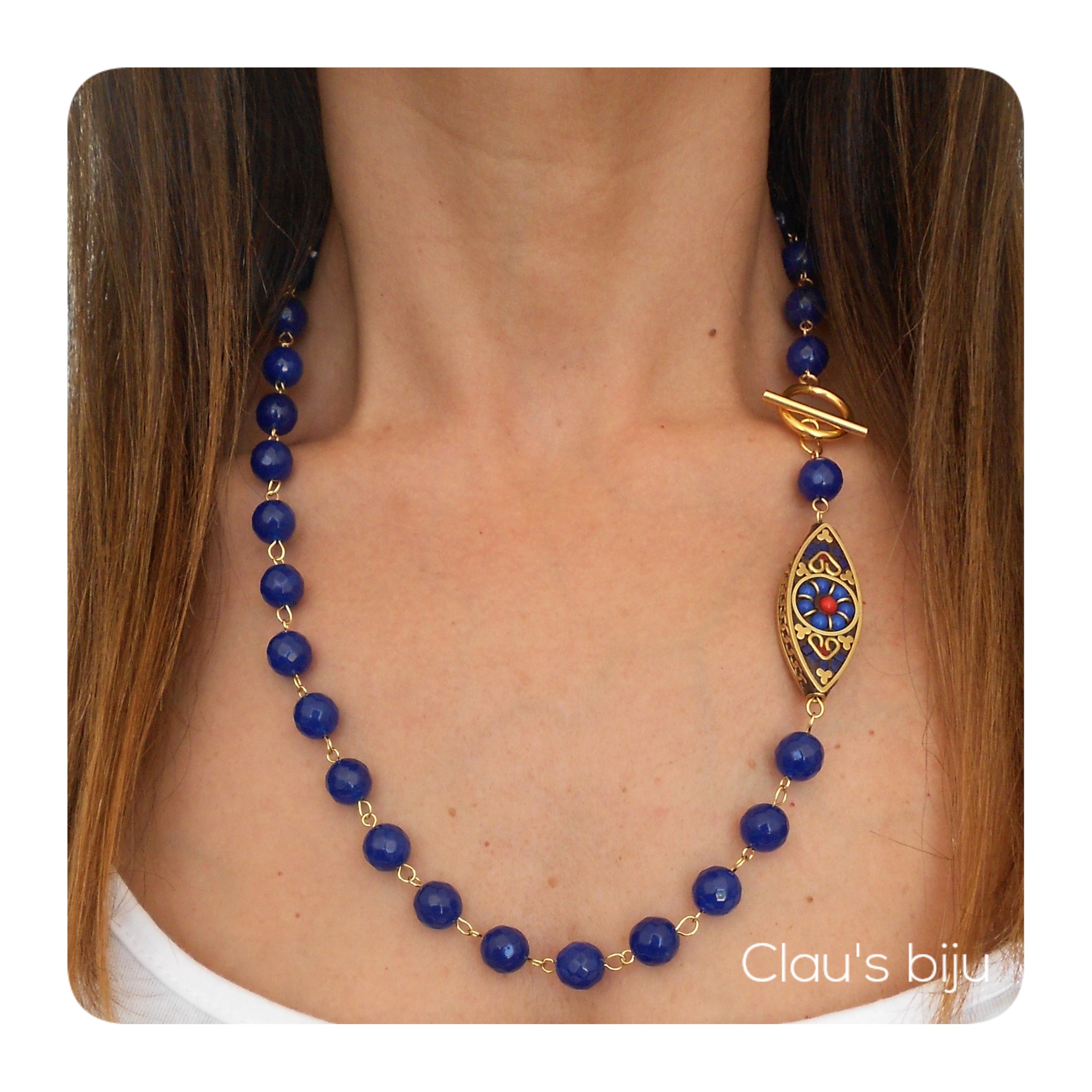 Colar com pedras ágatas azuis com peça tibetana