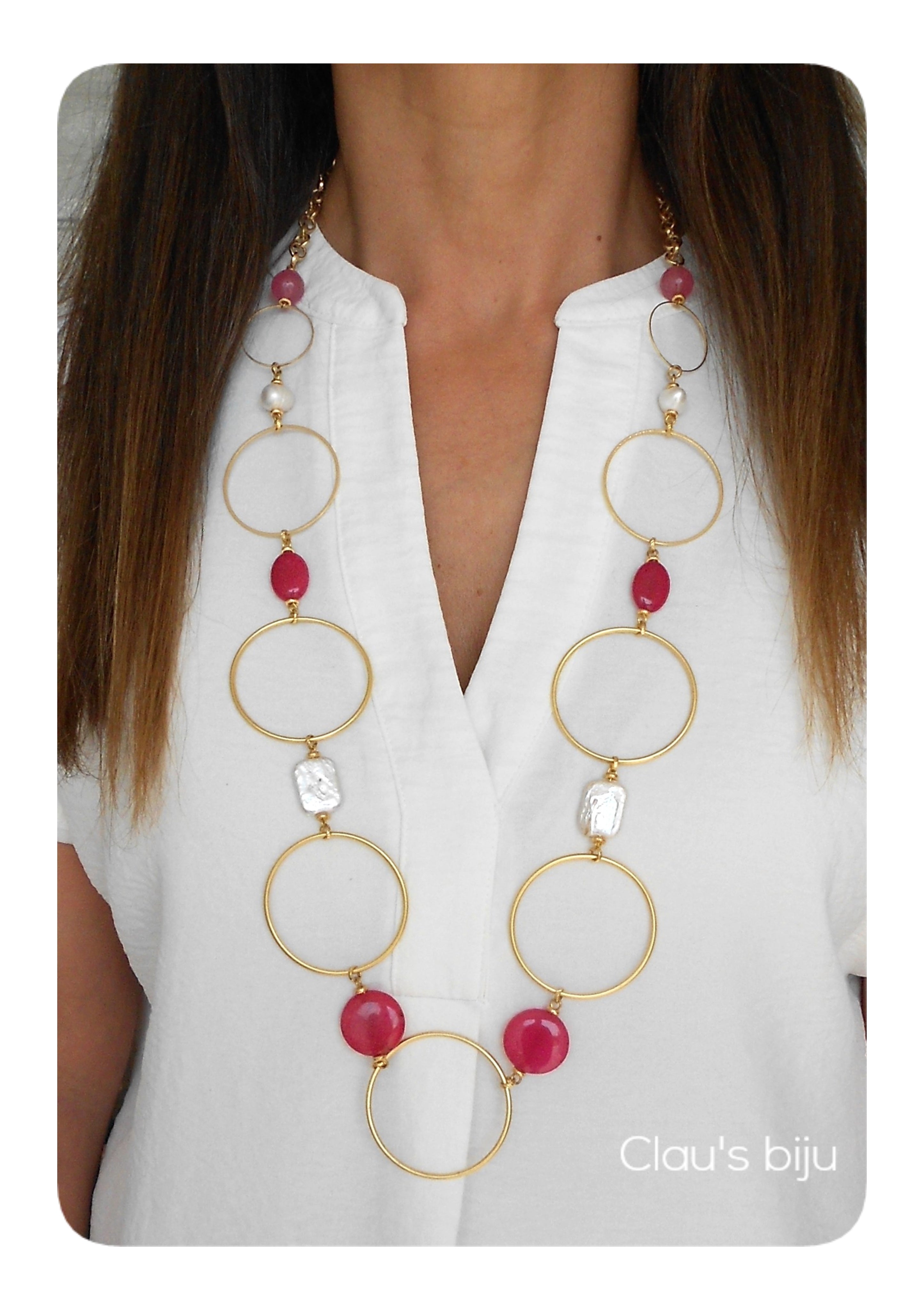 Colar com pérolas e pedras rosa e peças banhadas a ouro de 18 quilates