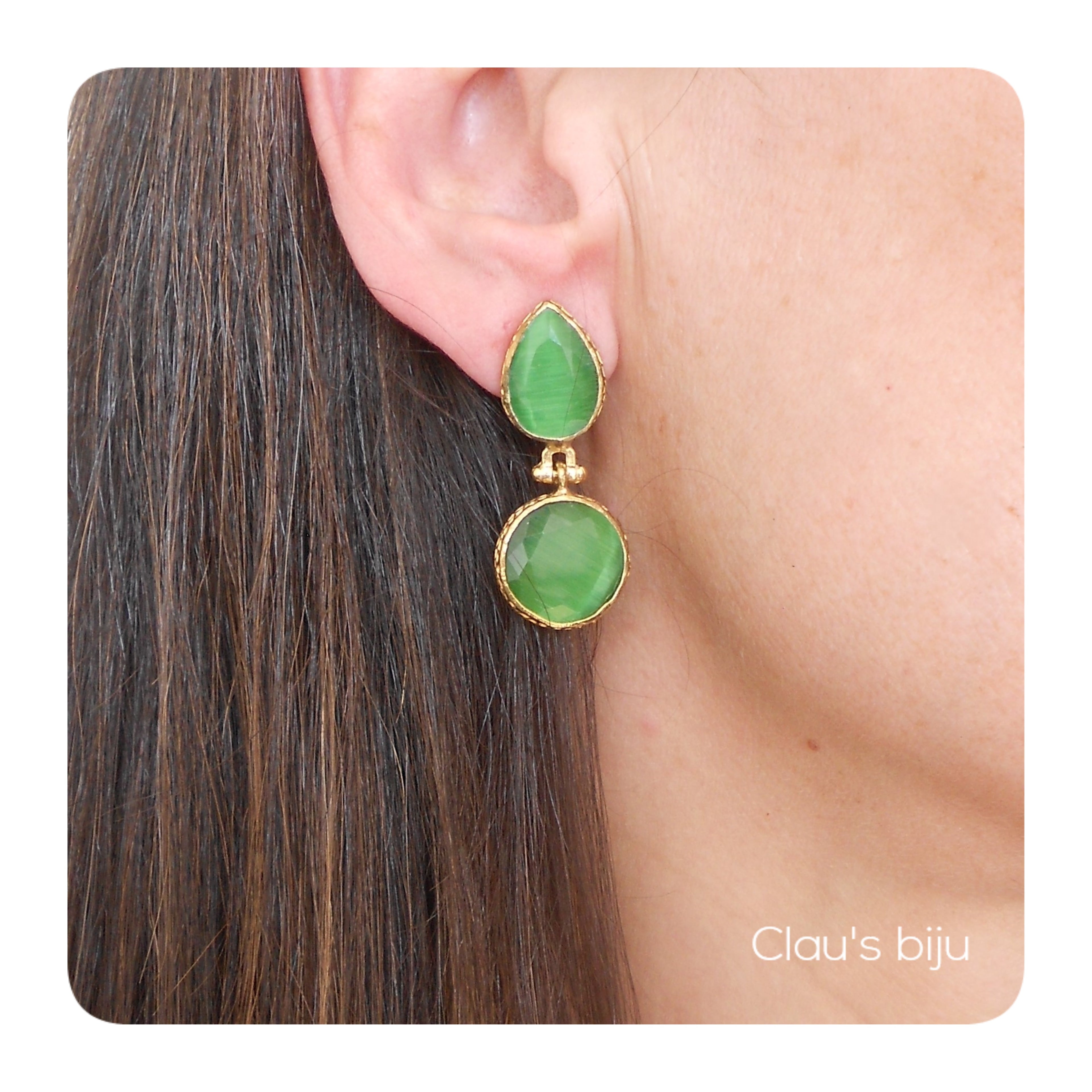 Brincos com pedra verde, banhados a ouro de 18 quilates