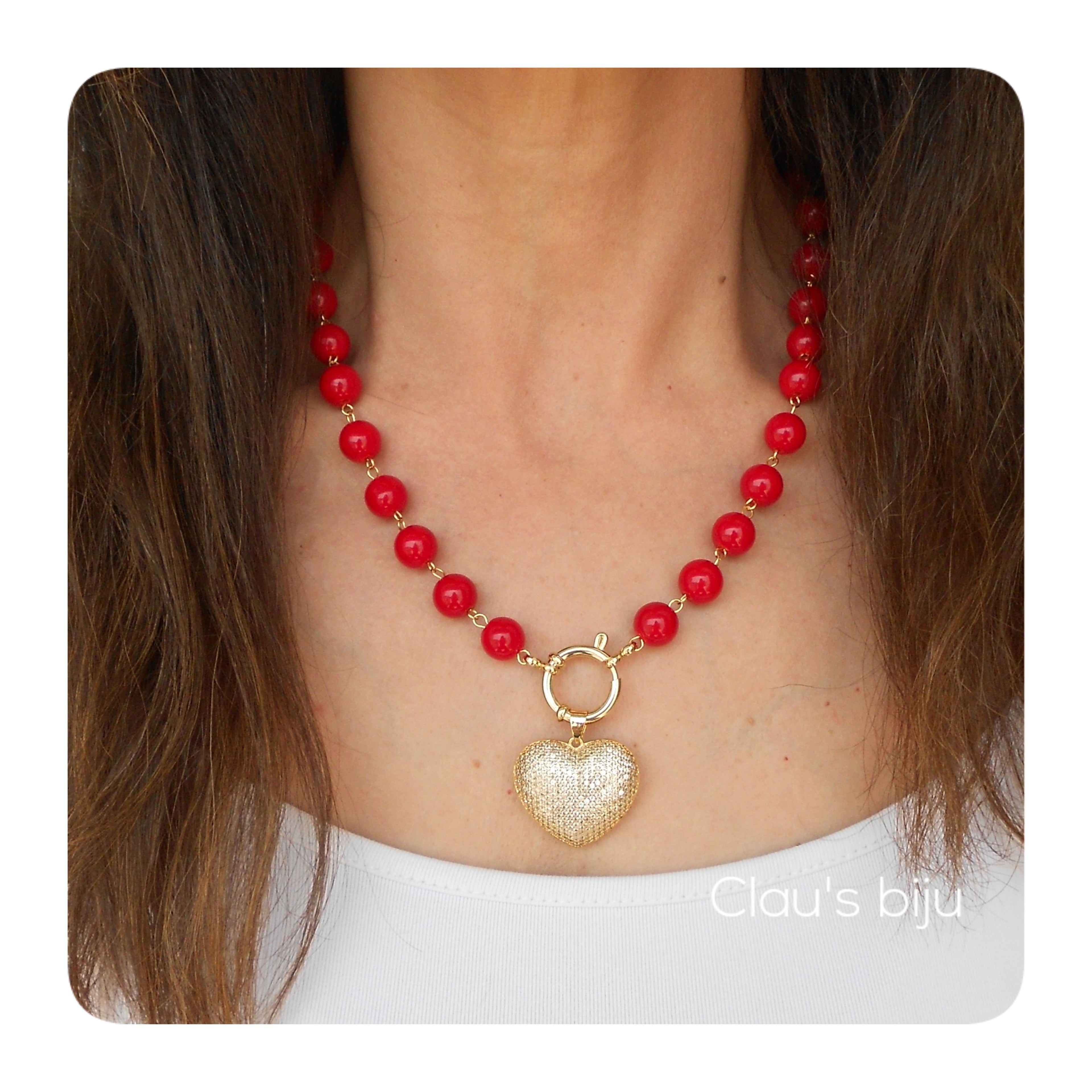 Colar com pedras vermelhas com coração banhado a ouro