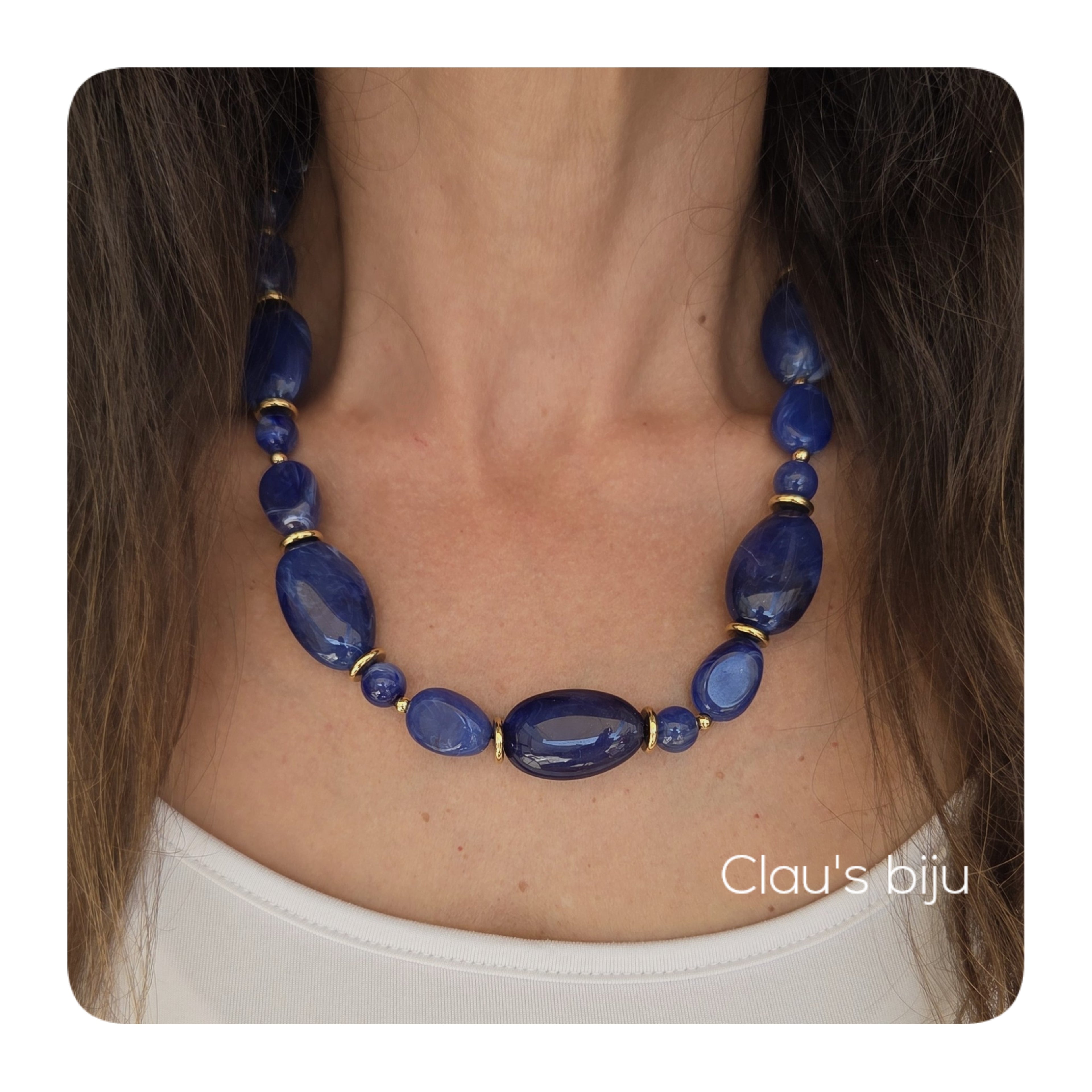 Colar com peças em resina azuis e peças me aço