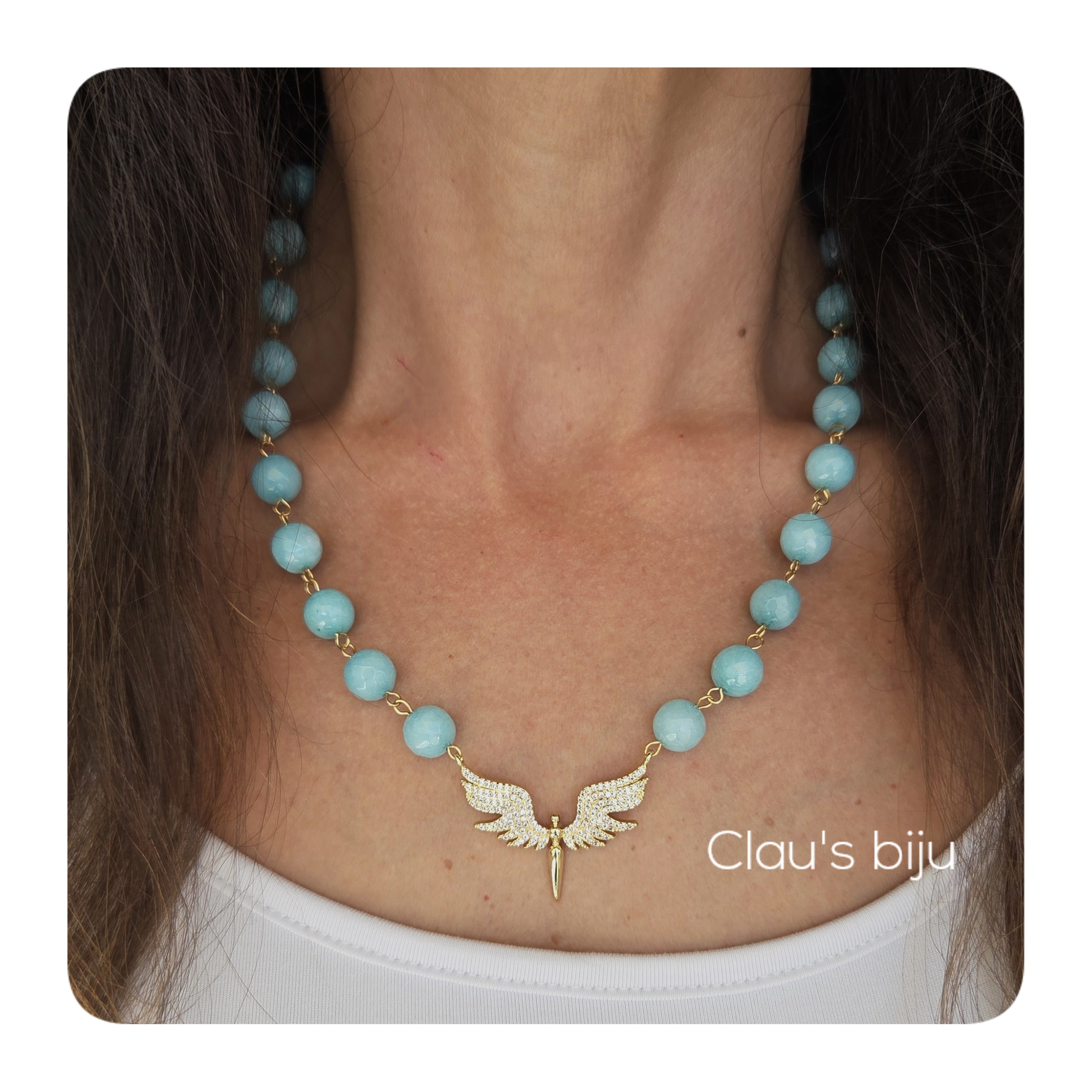 Colar com pedras azuis e peças em aço