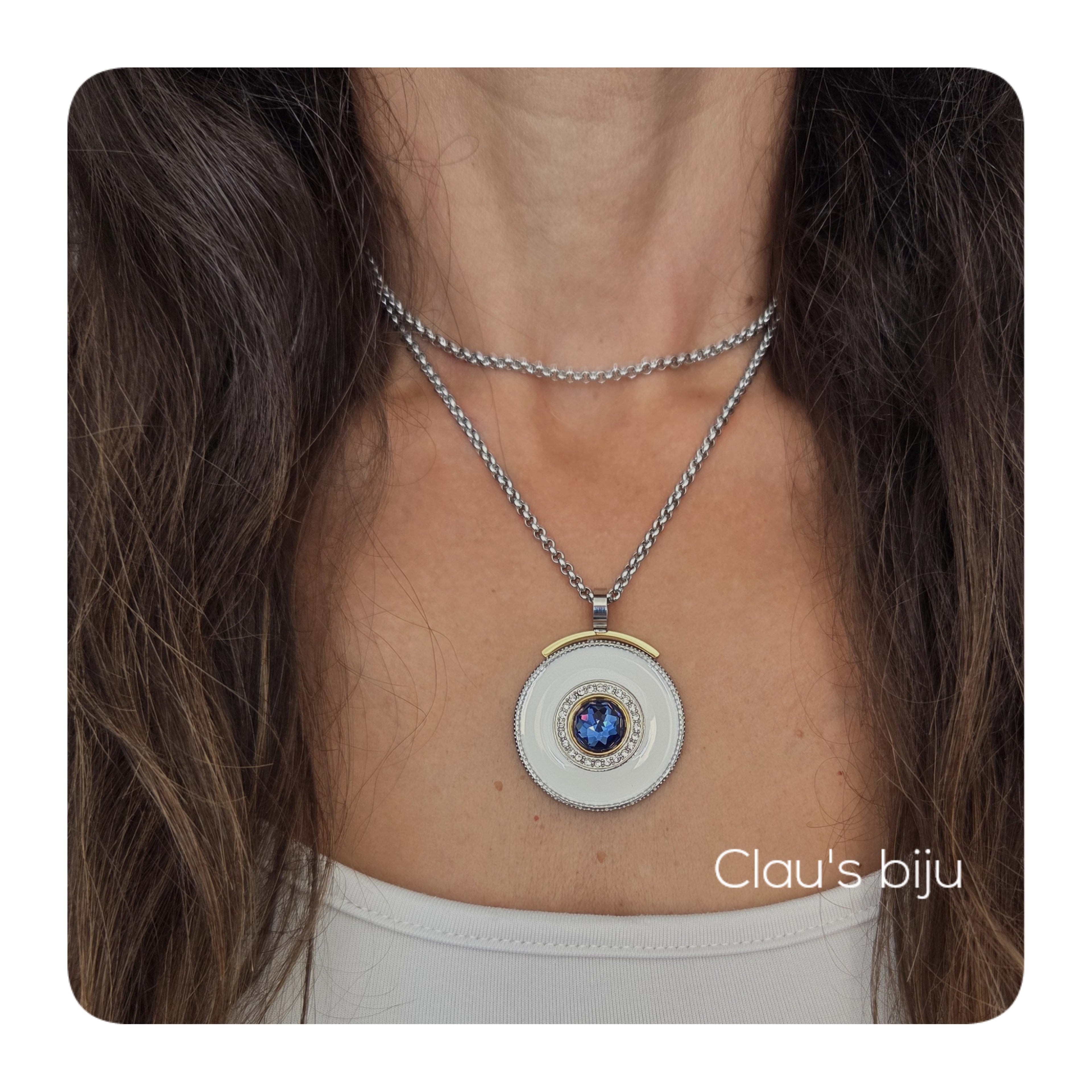 Fio com medalhão, em aço e madrepérola com pedra azul