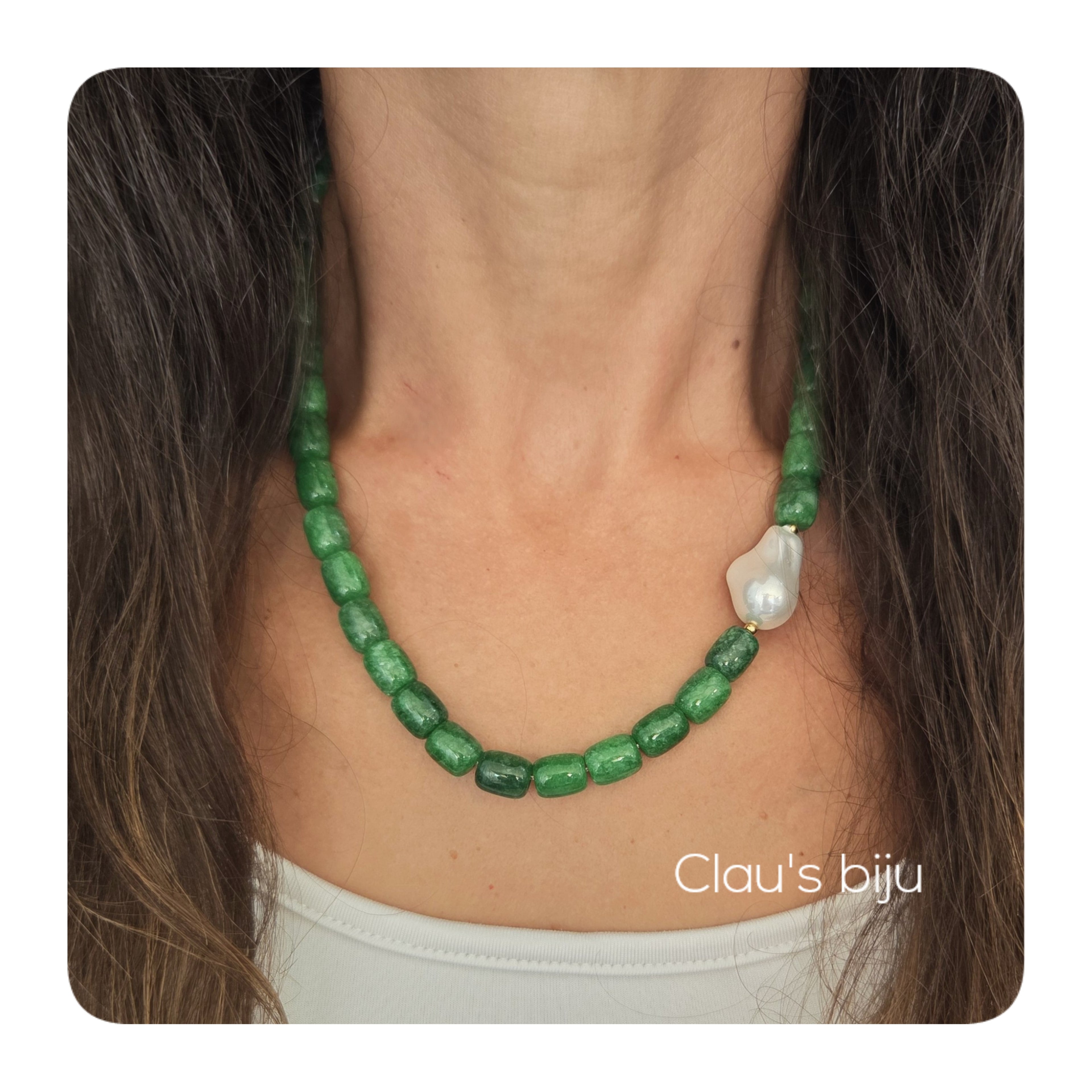 Colar com pedras verdes e pérola barroca