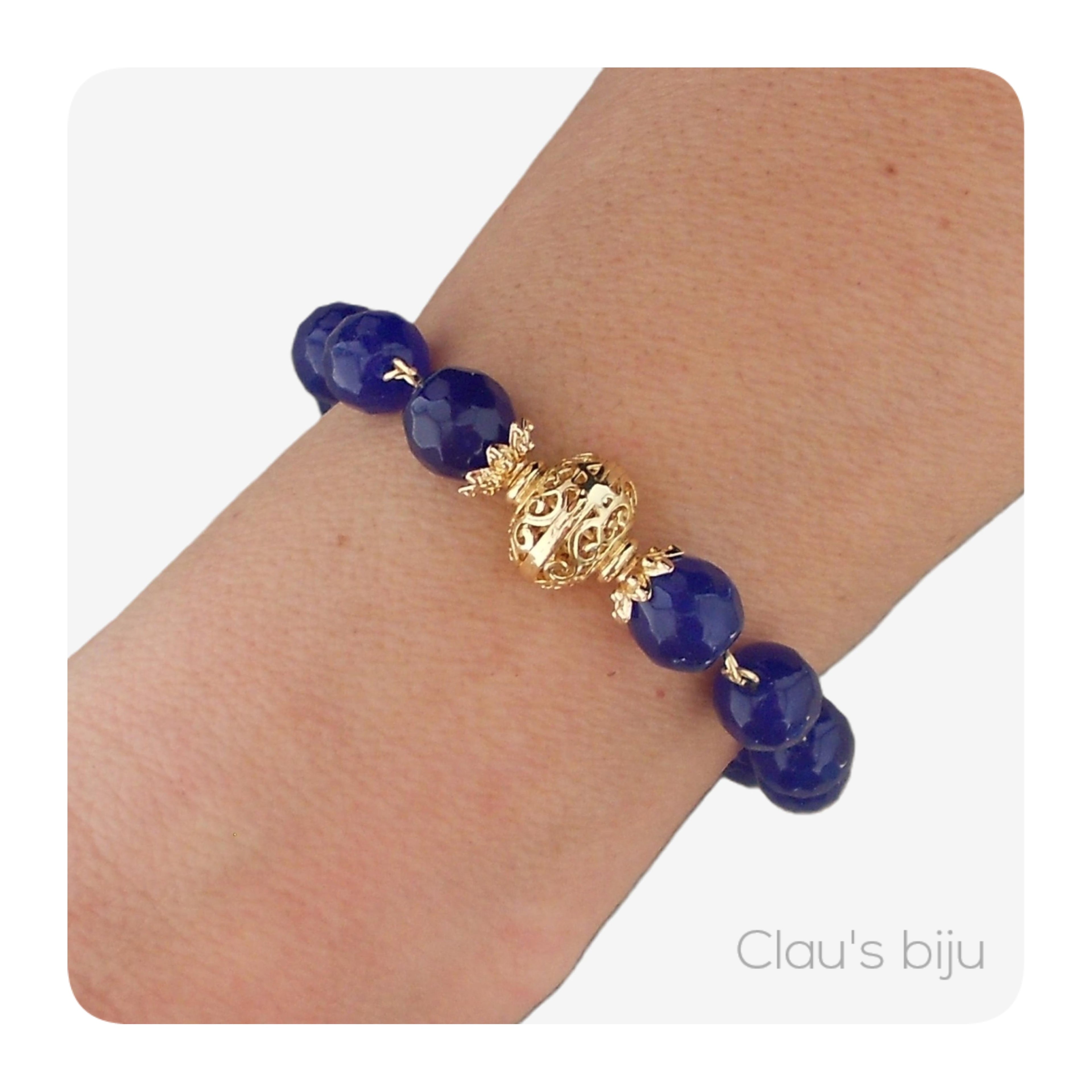 Colar com pedras azuis e peças banhadas a ouro