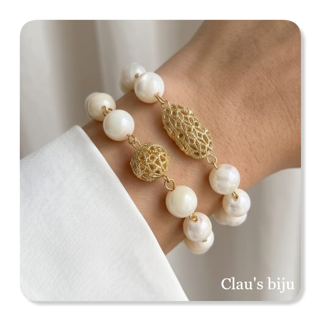 Pulseiras em madrepérola com peças banhadas a ouro de 18 quilates