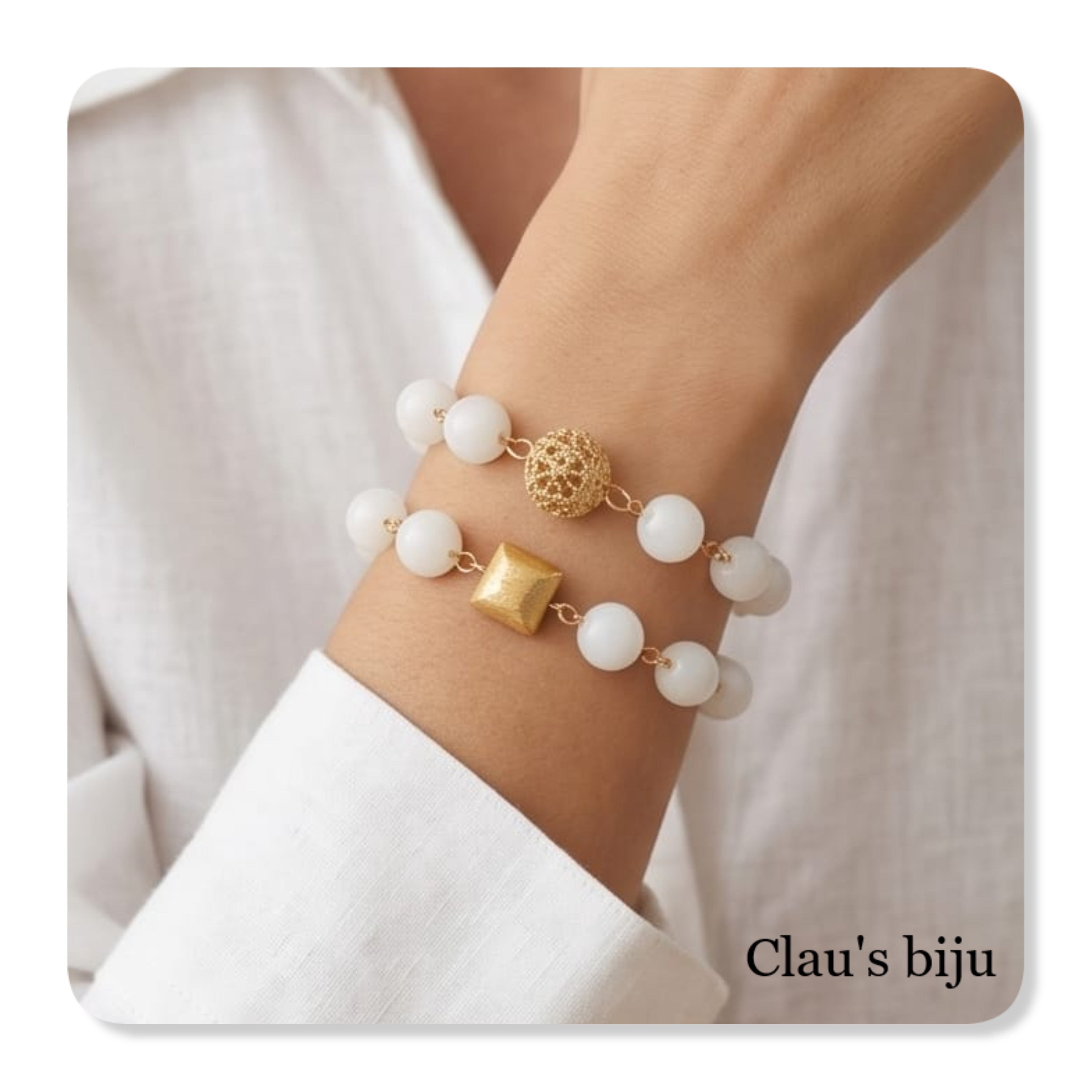 Pulseiras com pedras brancas e peças banhadas a ouro