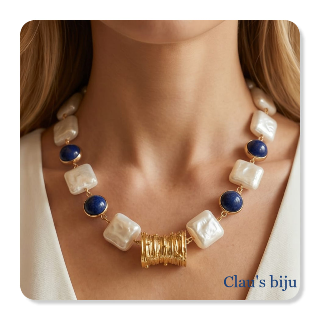 Colar com peças quadradas, pedras lápis lazuli e peça banhada a ouro
