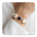 Pulseira com peças quadradas e pedra lápis lazuli