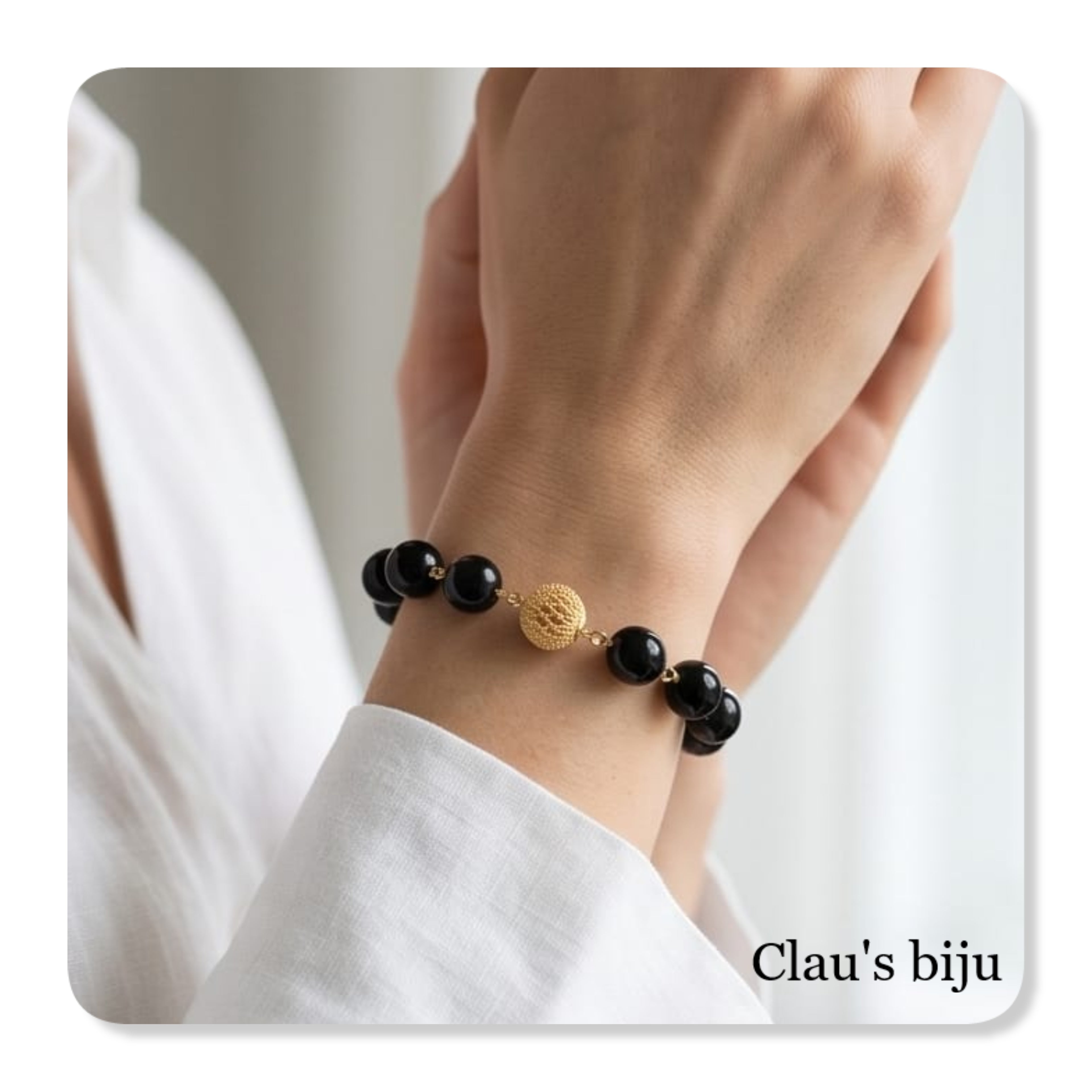 Pulseira com pedras ónix com peça banhada a ouro