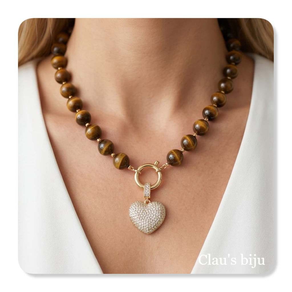 Collier orné de pierres œil-de-tigre et d'éléments en acier.