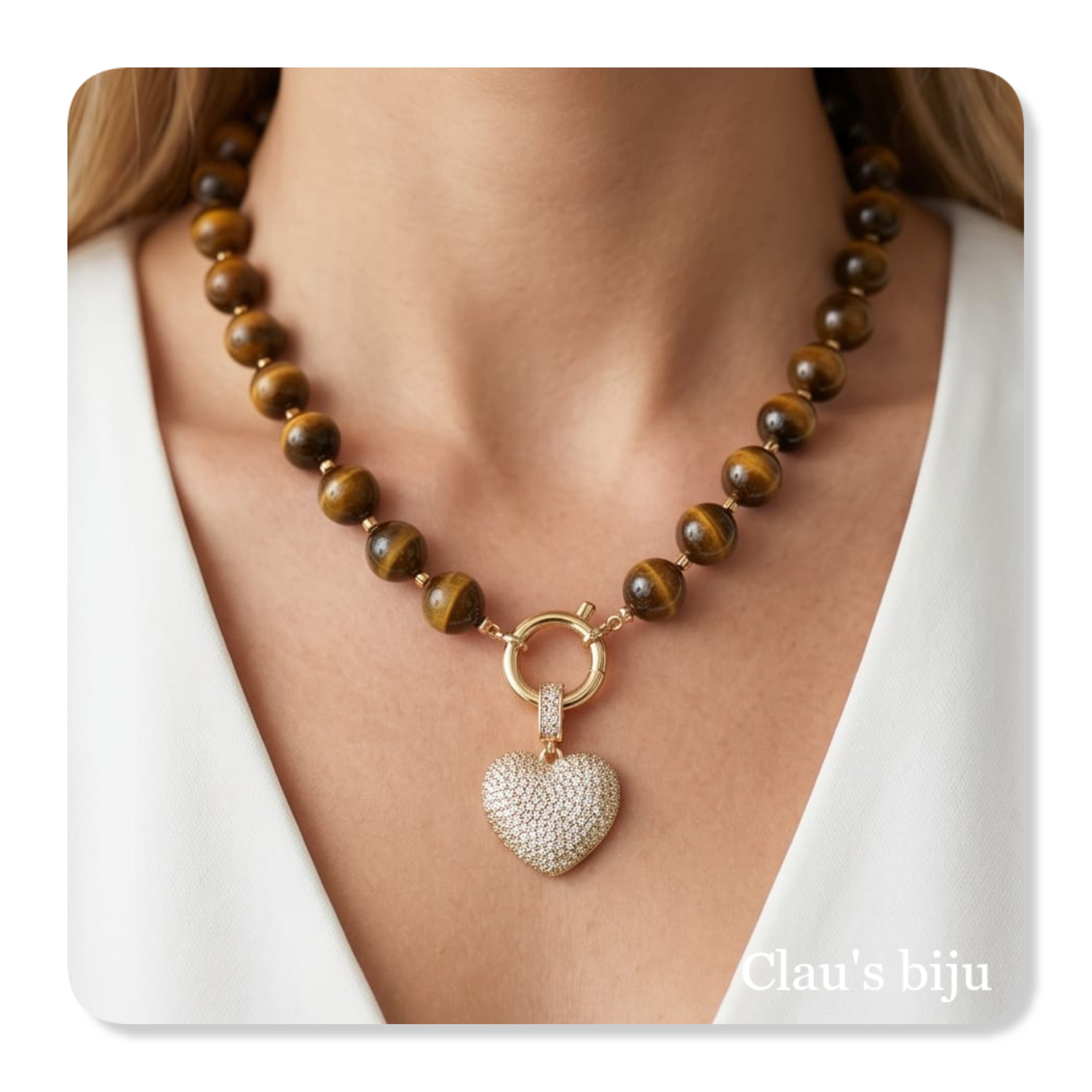 Collier orné de pierres œil-de-tigre et d'éléments en acier.