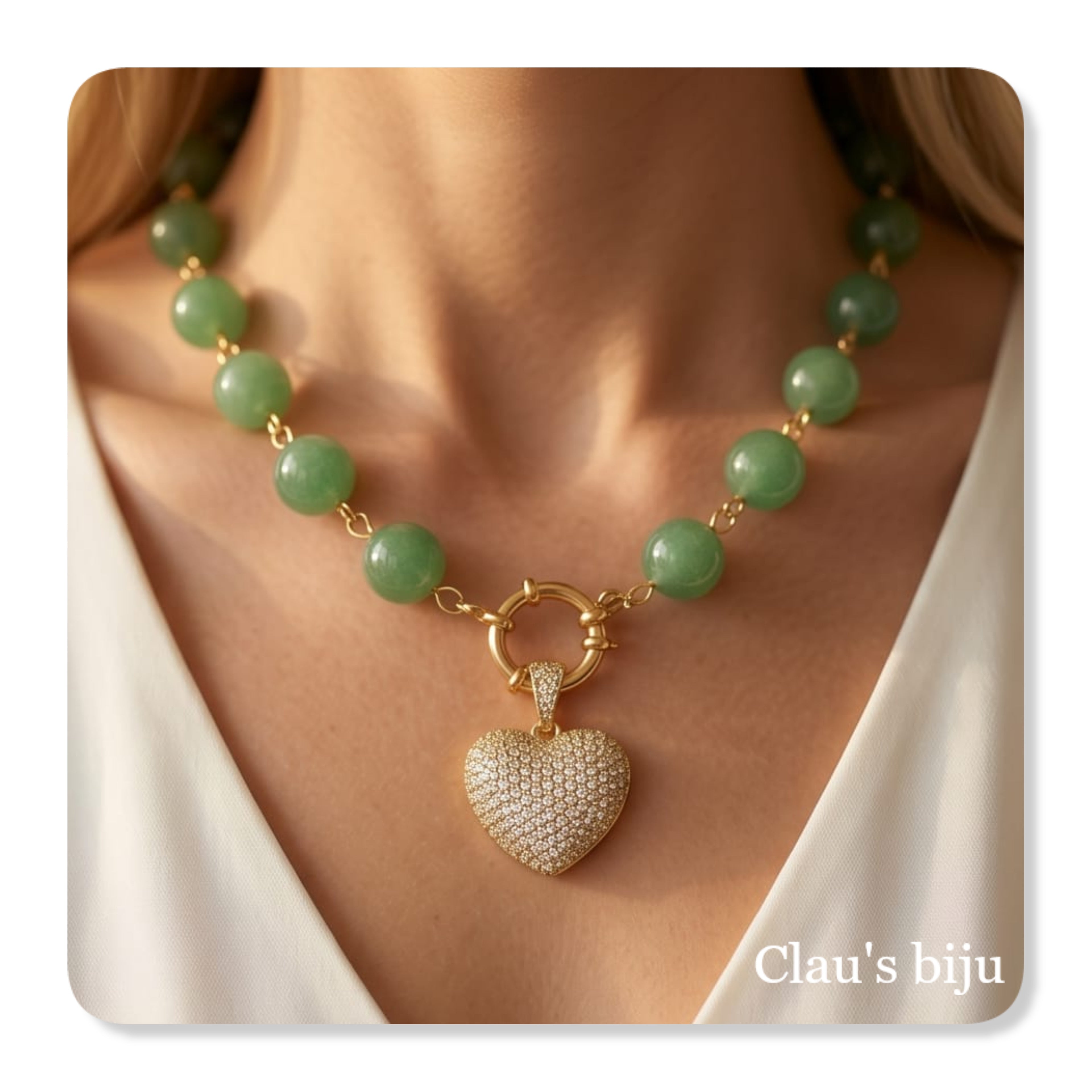 Collier orné de pierres d'aventurine et d'un cœur plaqué or.