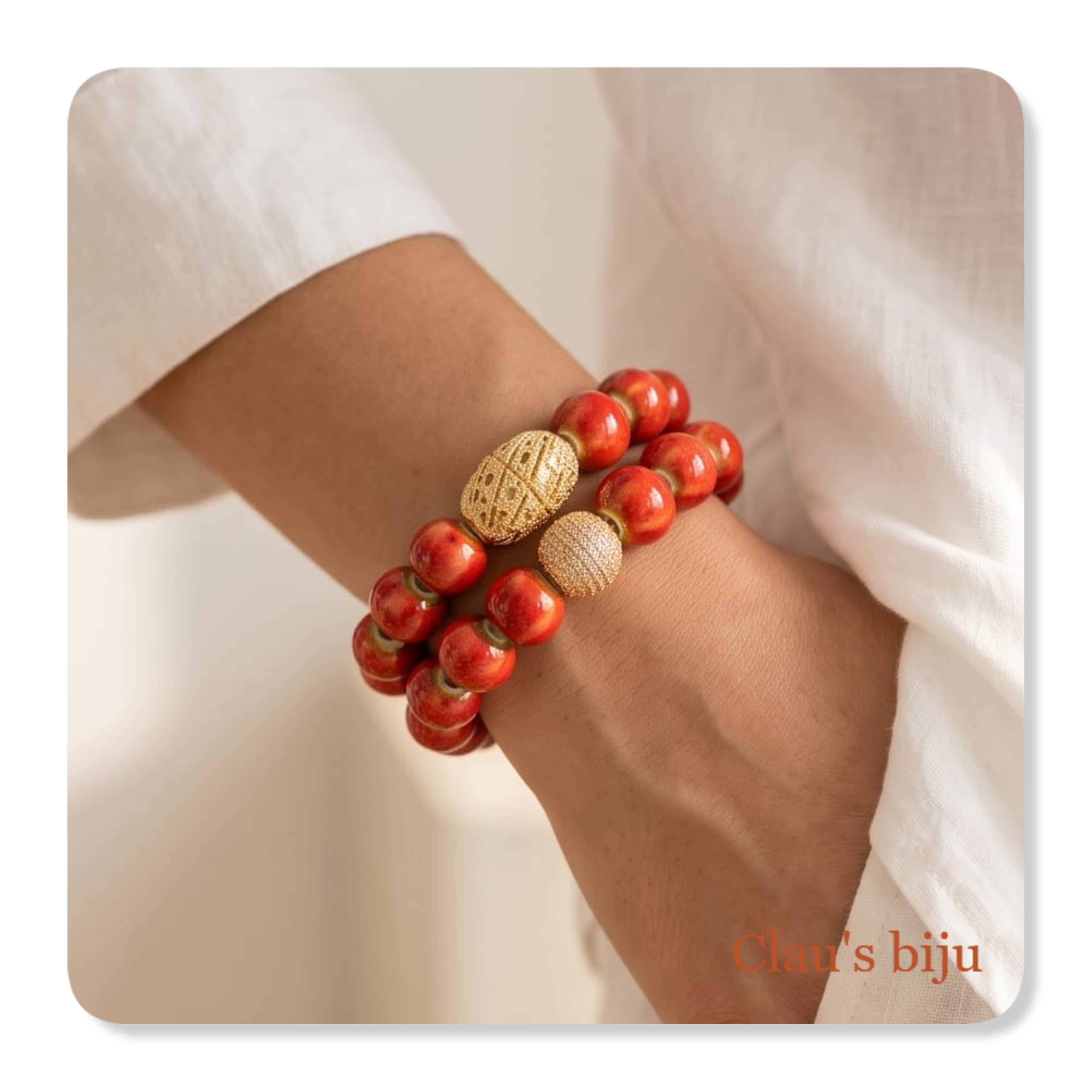 Pulseiras com peças em cerâmica alaranjadas