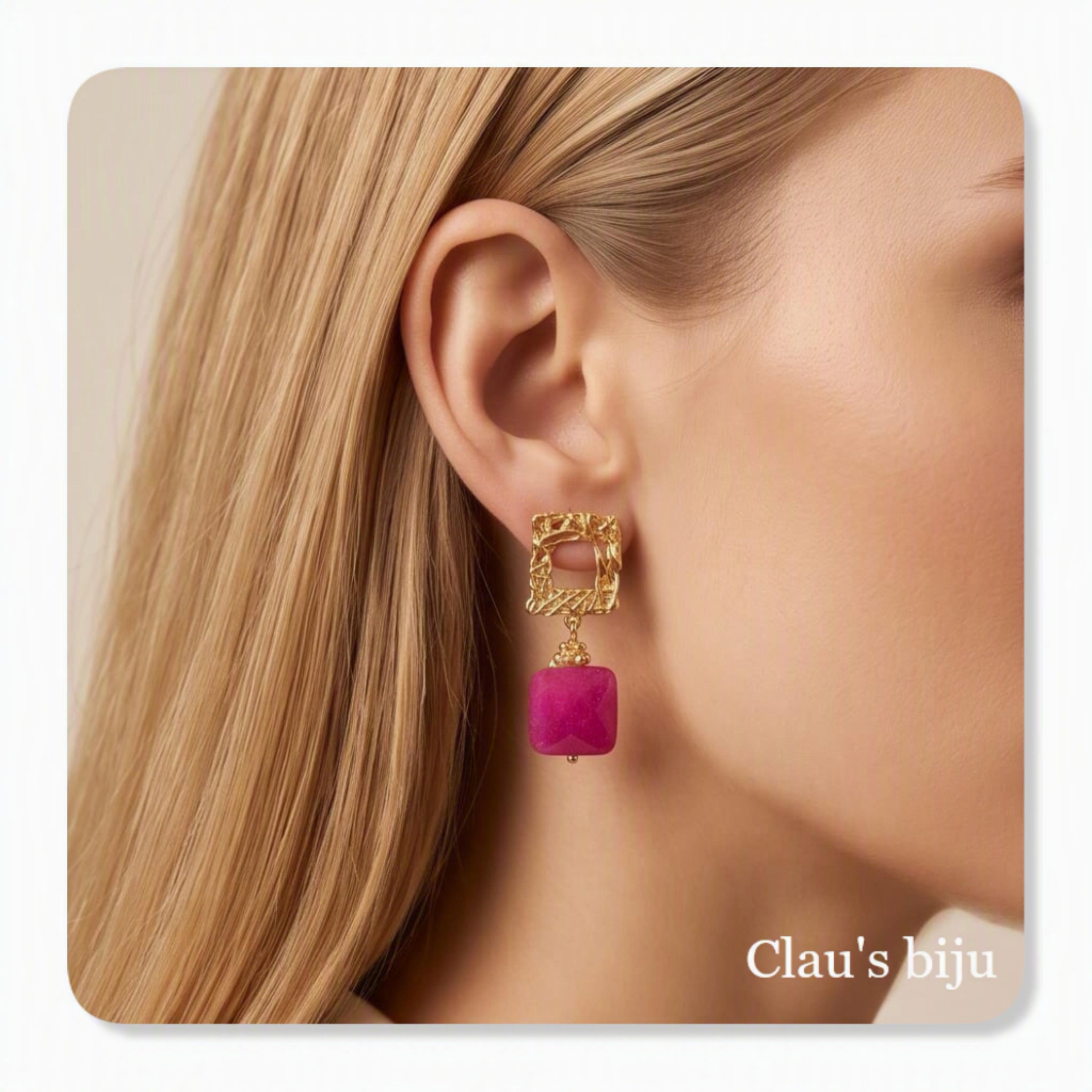 Brincos com pedra fushia, banhados a ouro de 18 quilates