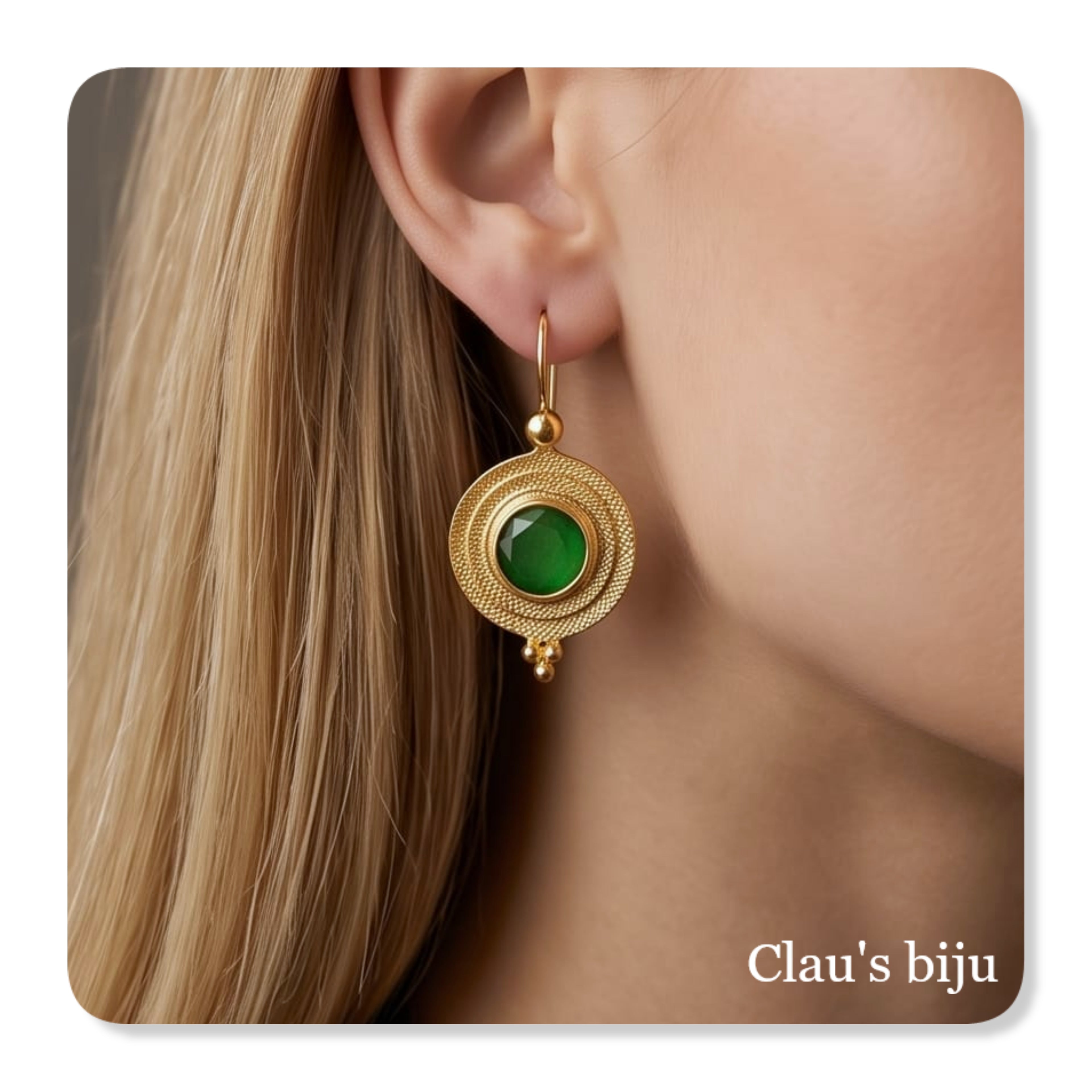 Brincos com pedra verde, banhados a ouro de 18 quilates