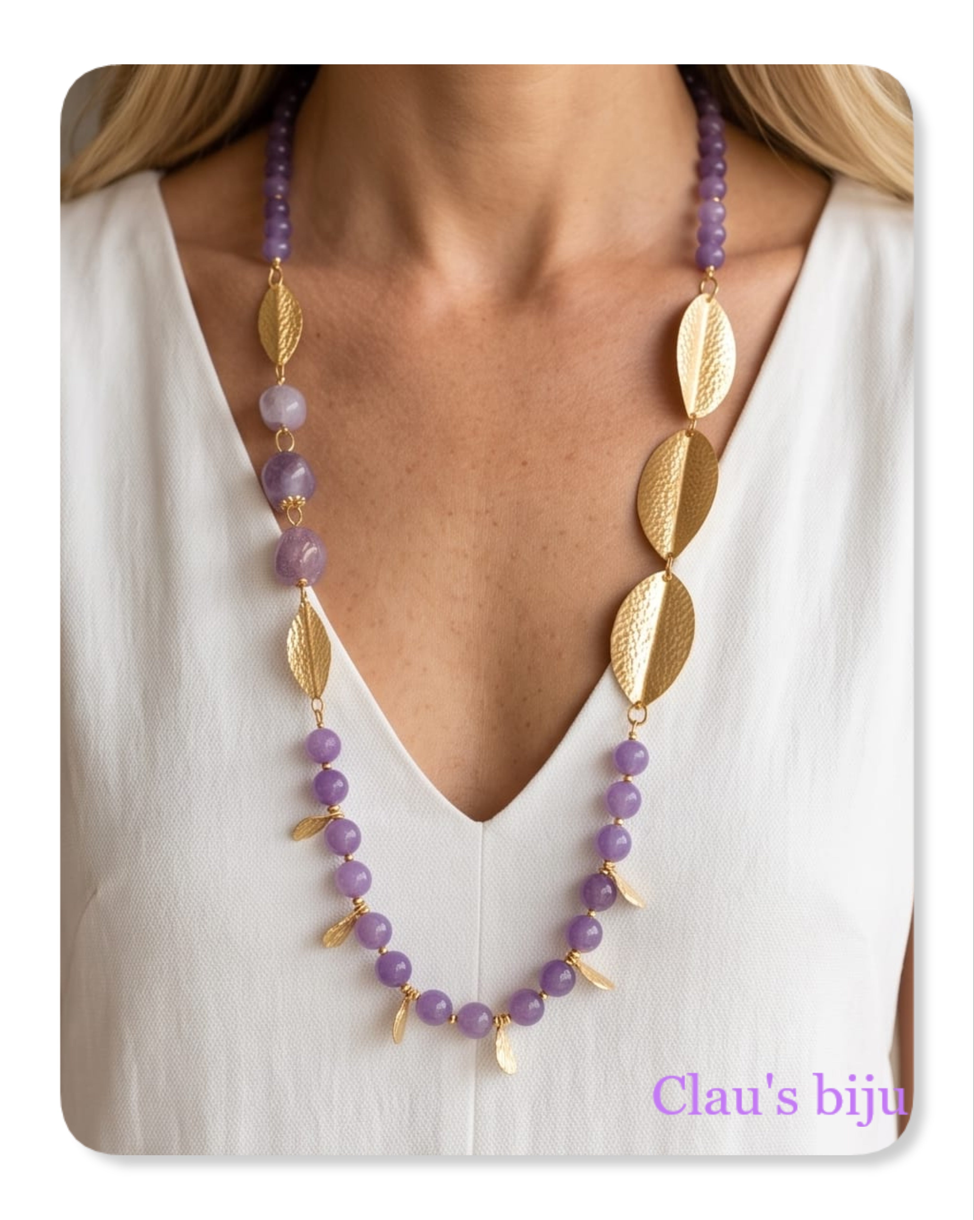 Necklace with lilac jade stones and 18-karat gold-plated pieces.