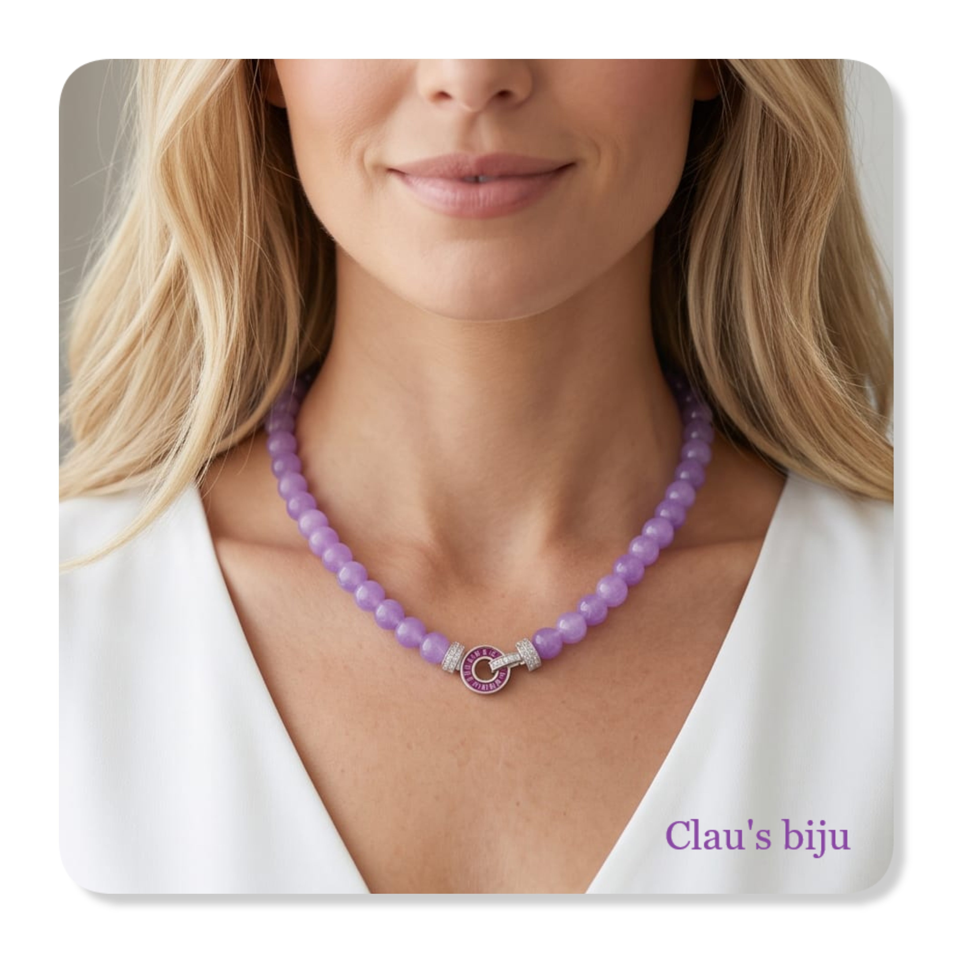 Collier orné de pierres lilas et de pièces en acier.