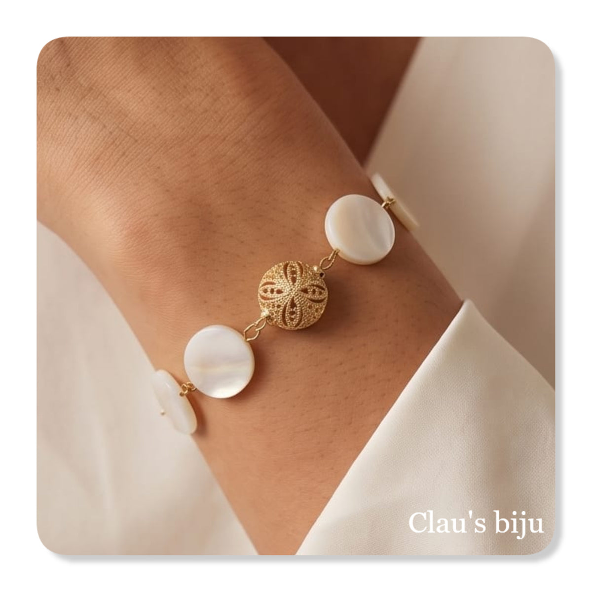 Pulseira em madrepérola com peça banhada a ouro