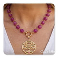 Colar com pedras rosa e pendente banhado a ouro