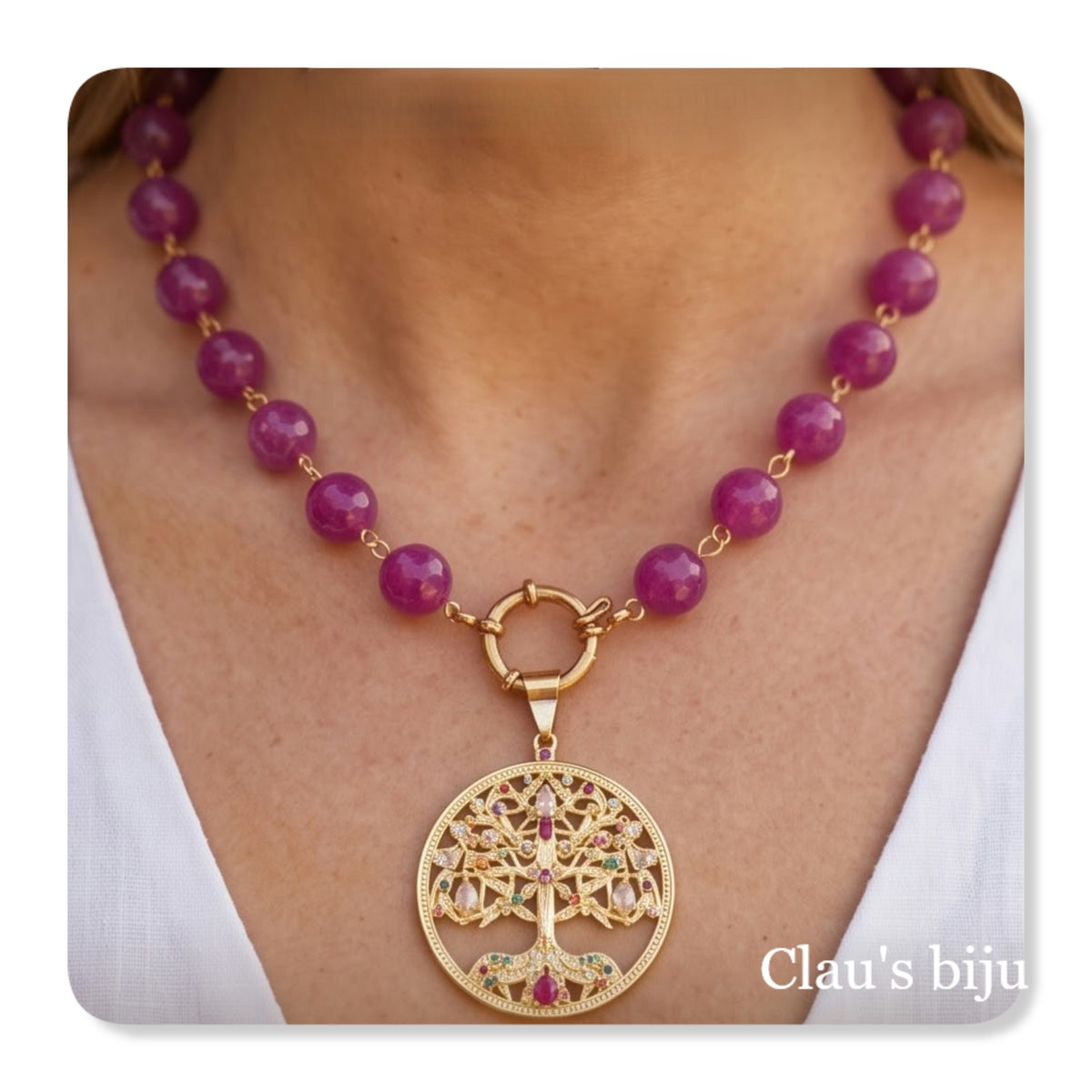 Colar com pedras rosa e pendente banhado a ouro