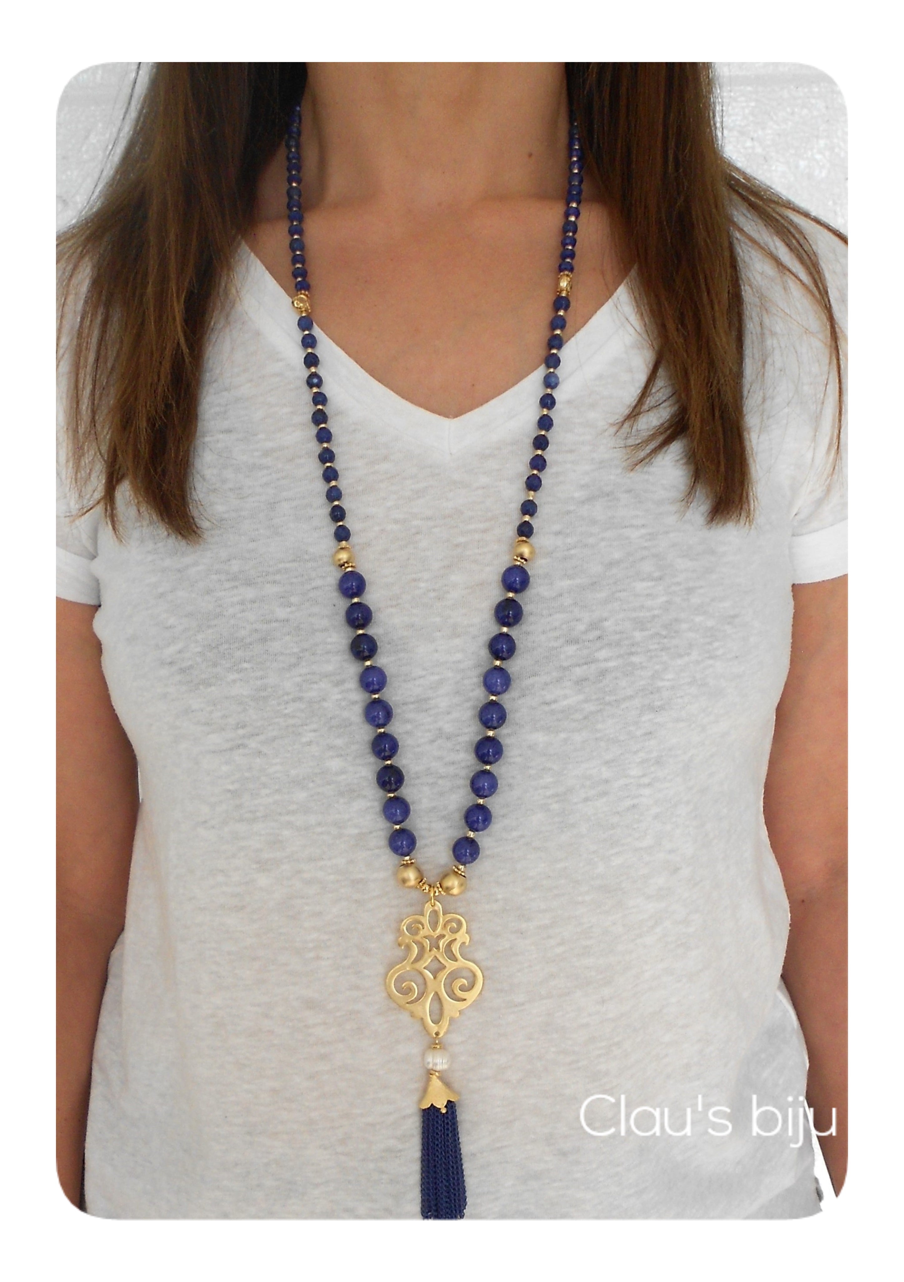 Colar com pedras azuis e peças banhadas a ouro de 18 quilates