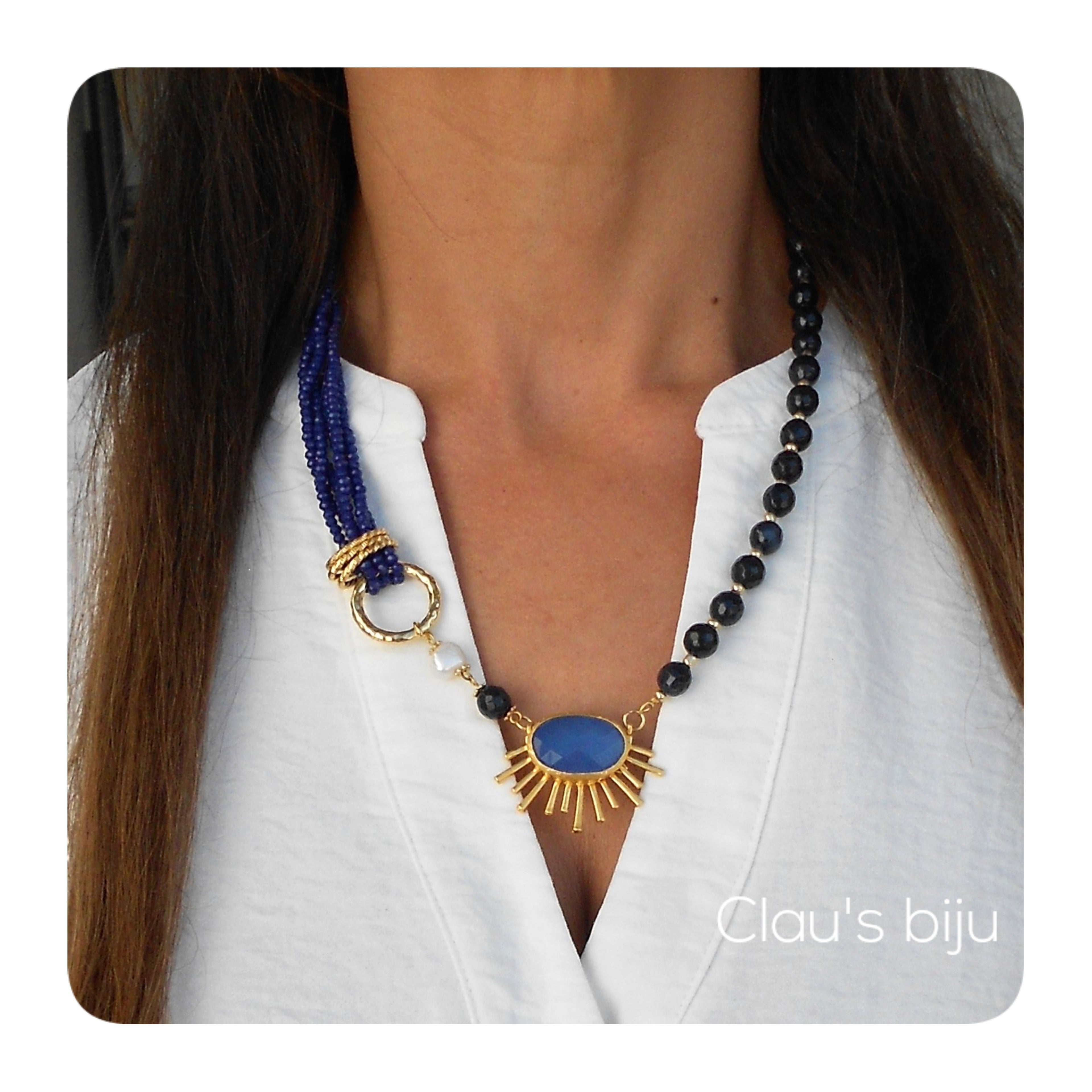 Colar com pedras azuis e peças banhadas a ouro de 18 quilates