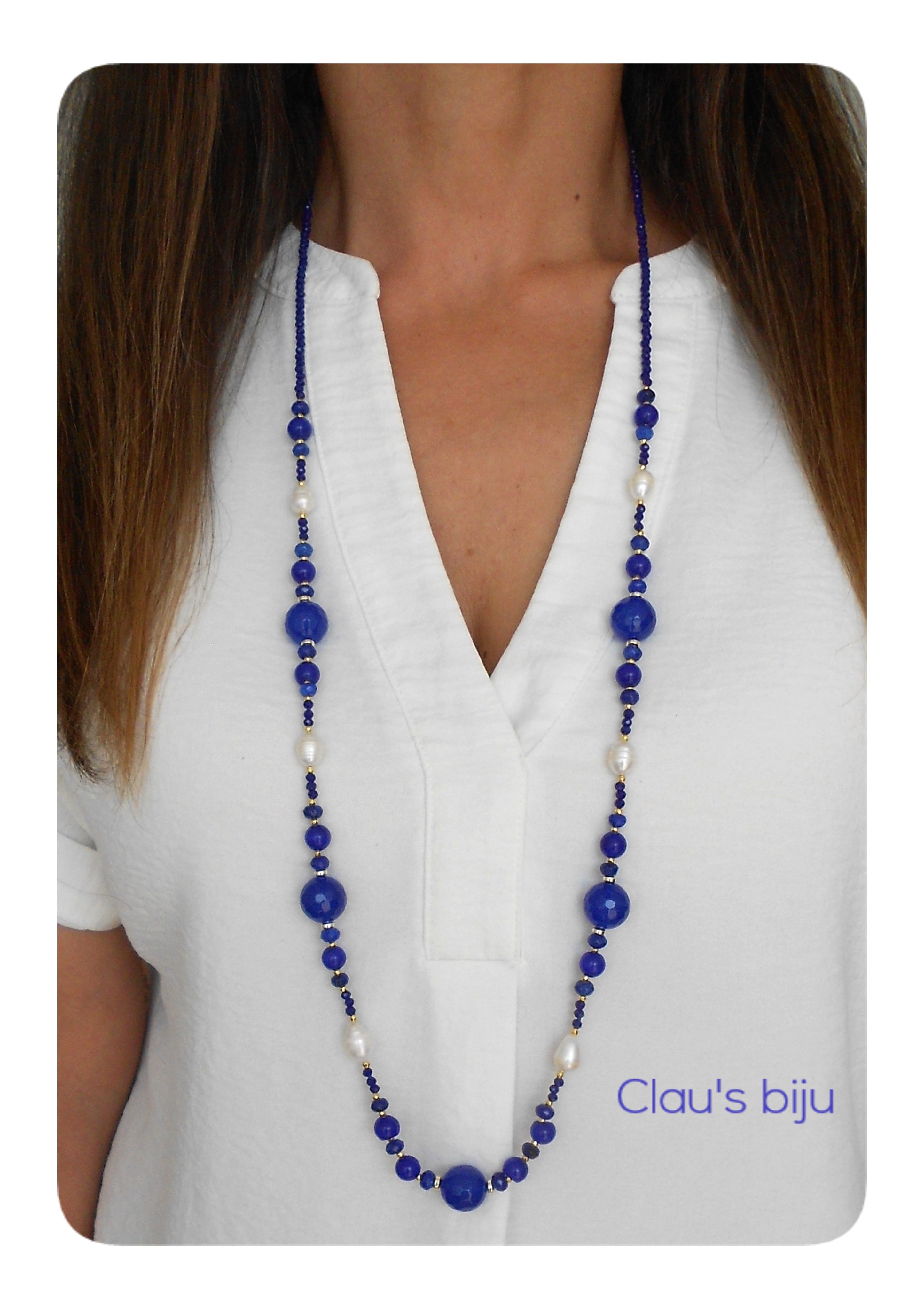 Colar com pedras azuis e pérolas