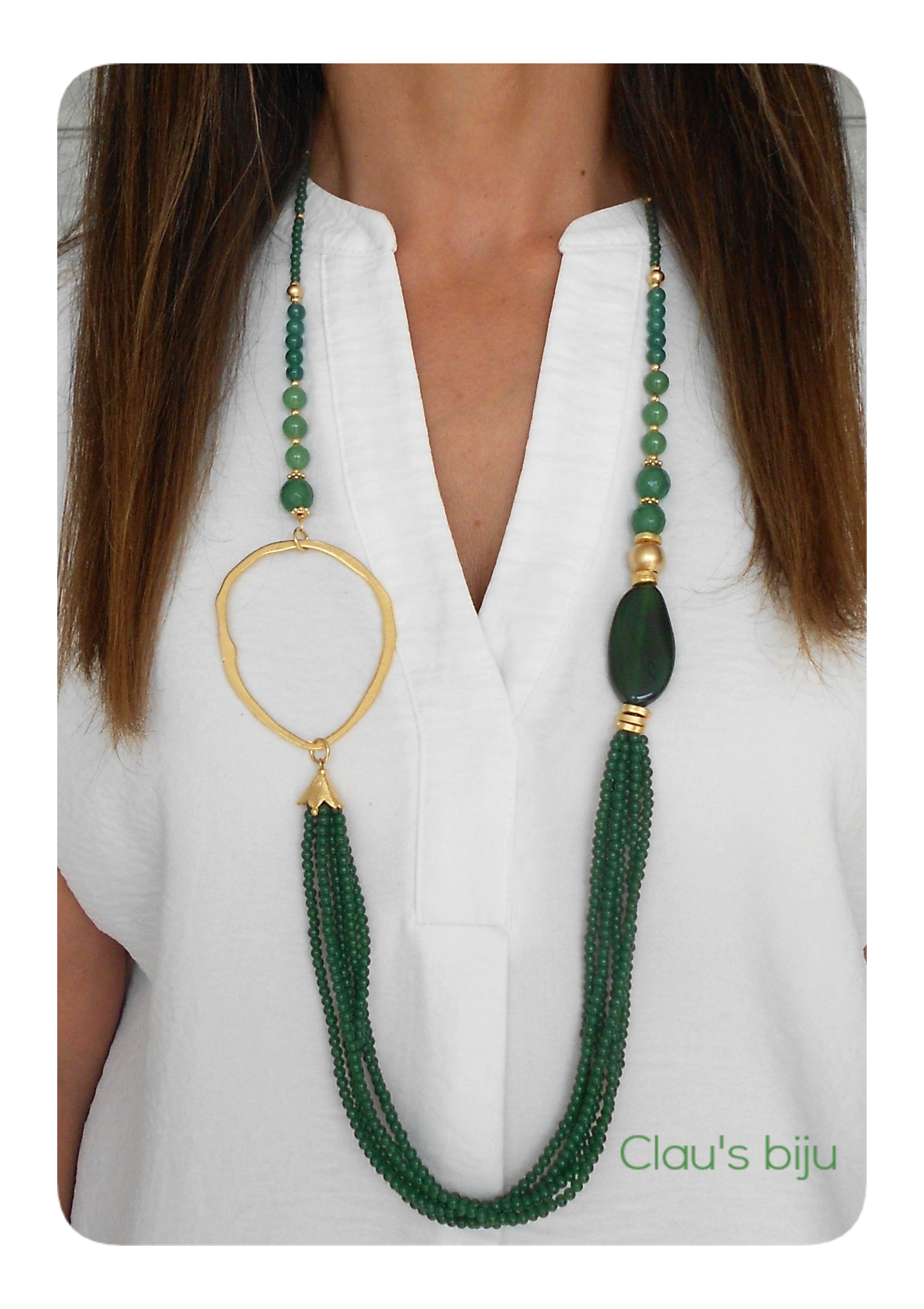 Colar com pedras verdes, banhado a ouro de 18 quilates