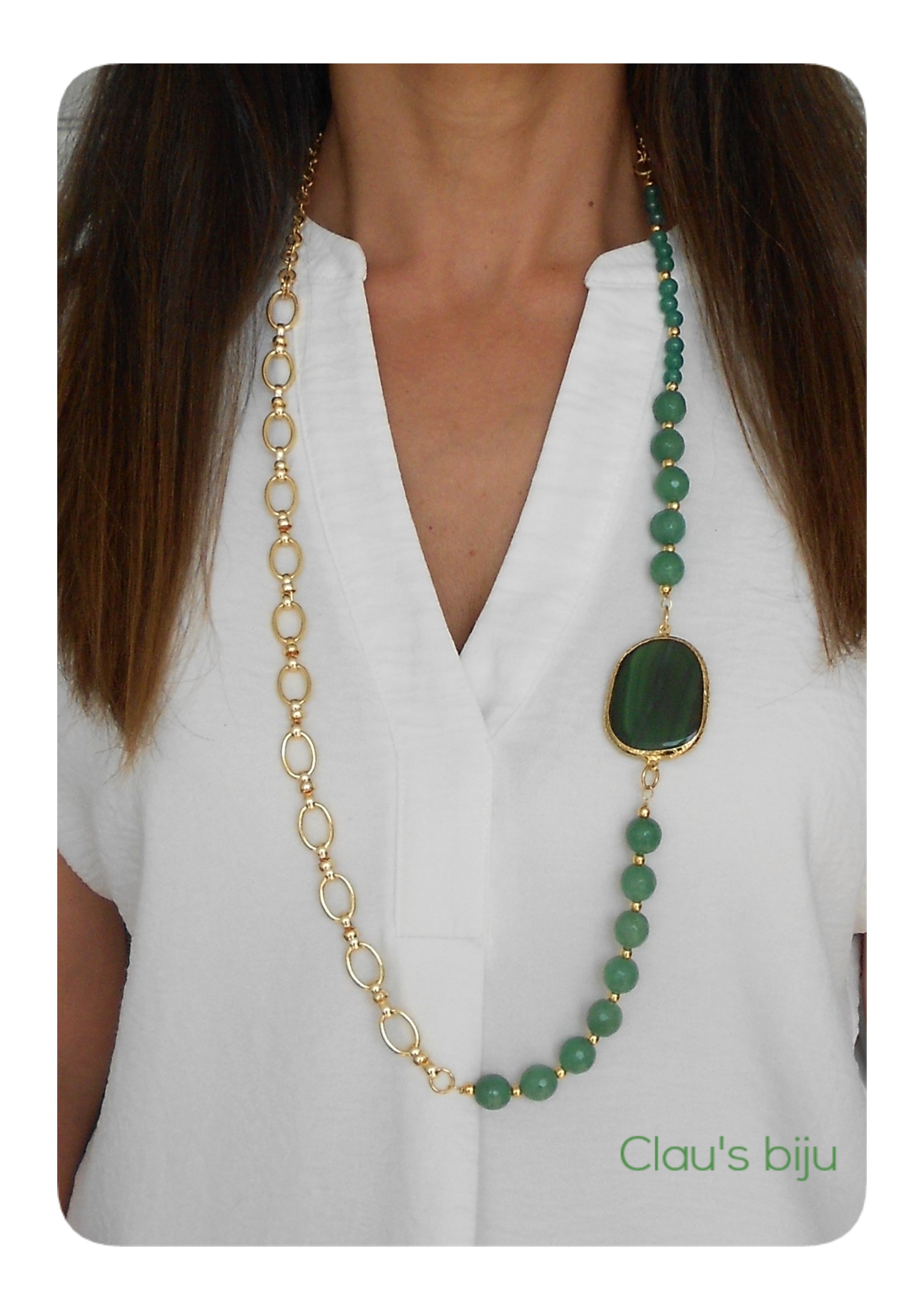 Colar com pedras verdes, banhado a ouro de 18 quilates