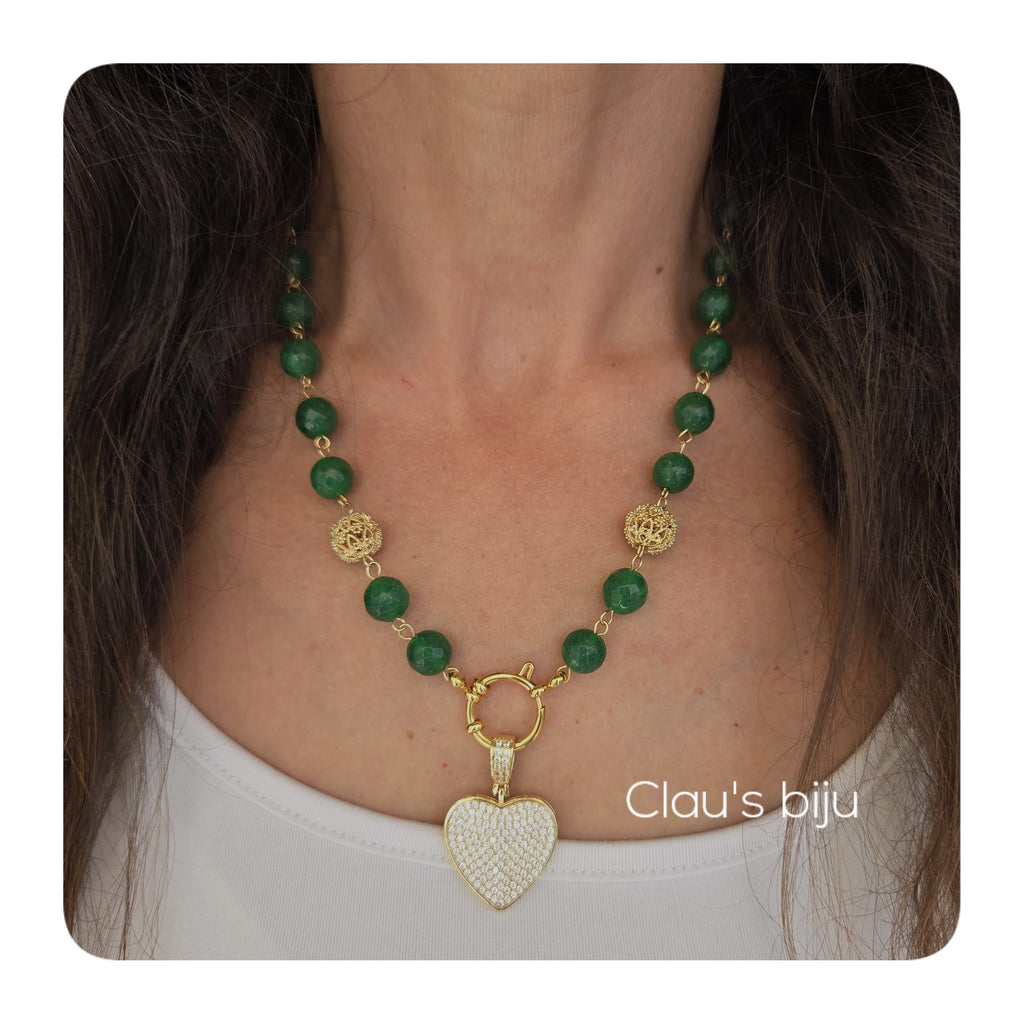 Pulseira com pedras verdes e peça banhada a ouro