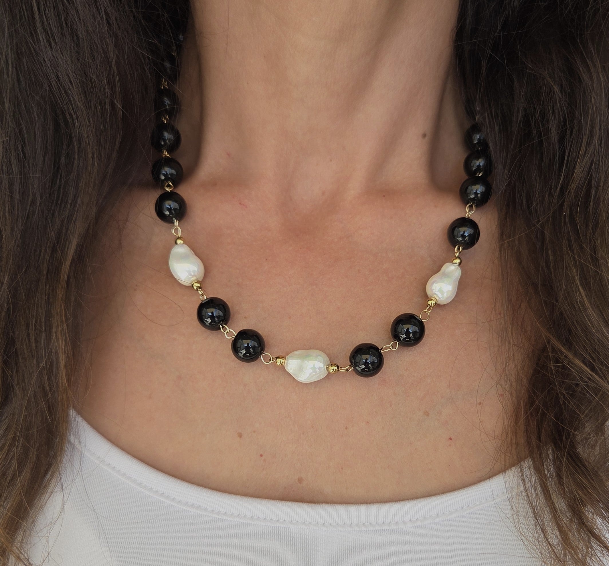 Colar com pedras ónix com peças em aço