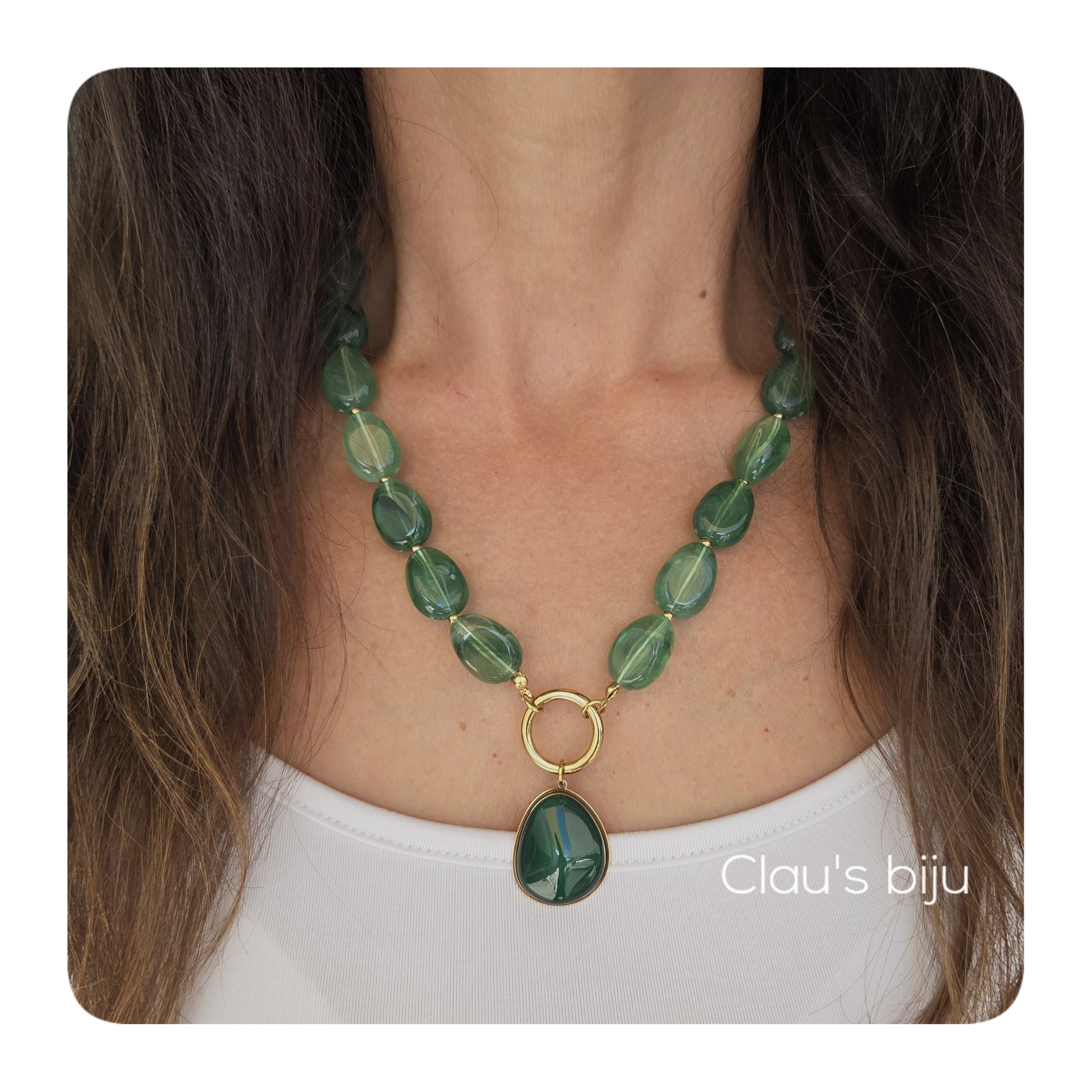 Colar com peças em resina verdes e peças em aço