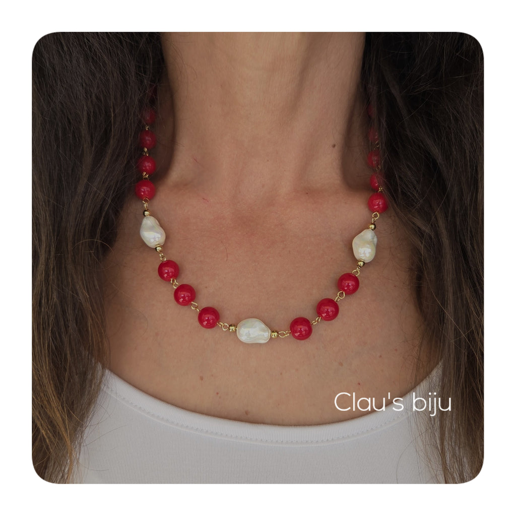 Colar com pedras vermelhas e peças em aço