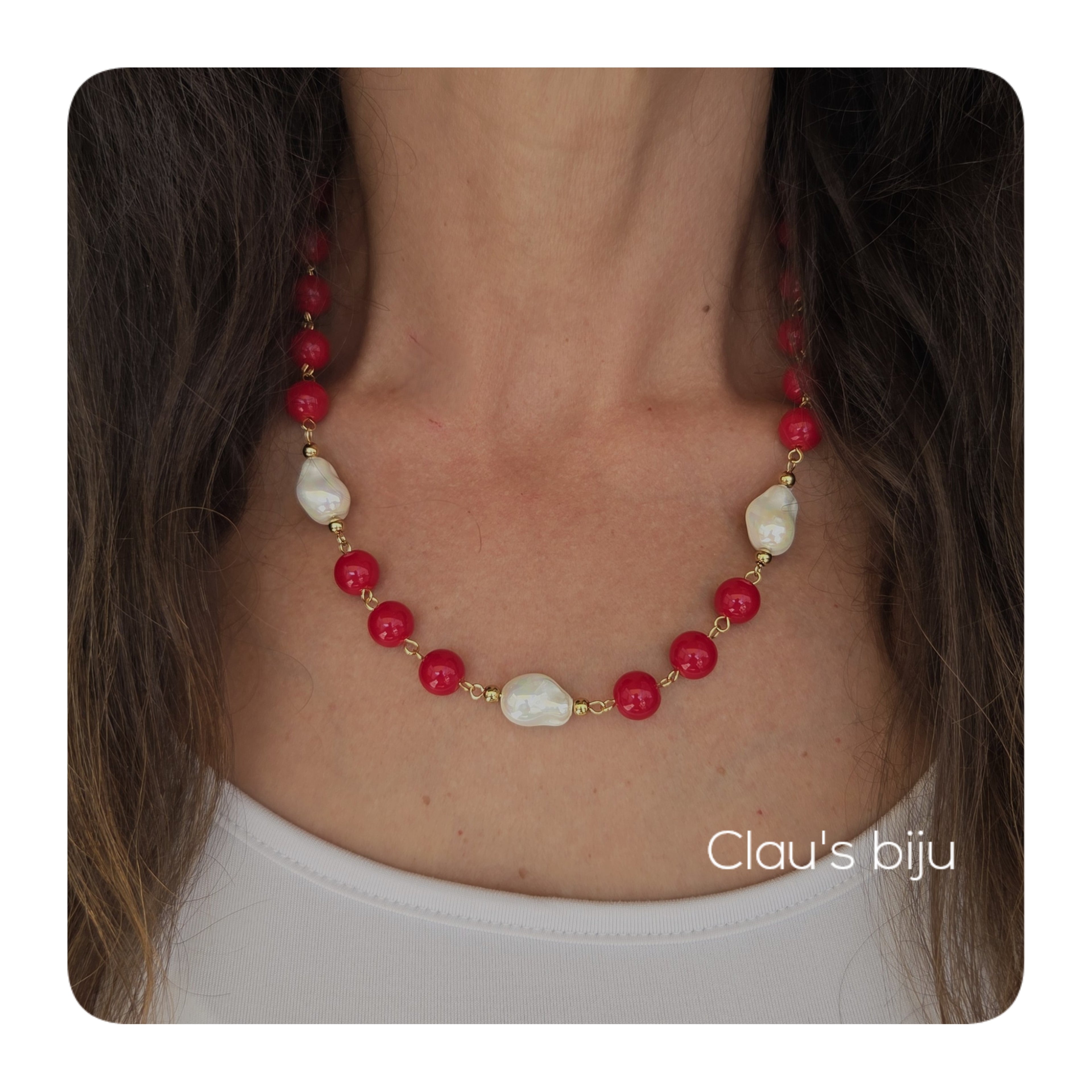 Colar com pedras vermelhas e peças em aço