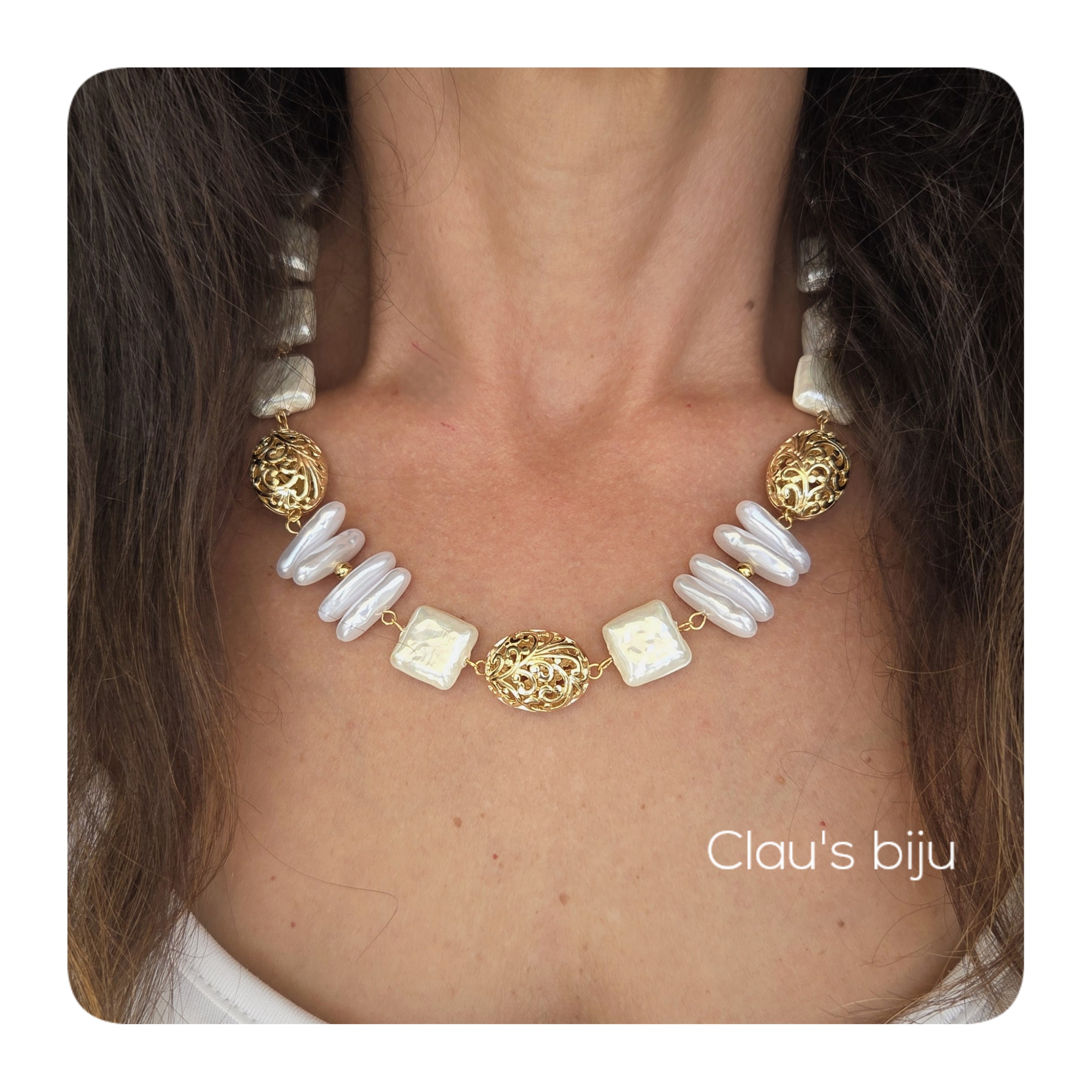 Colar de pérolas com peças banhadas a ouro