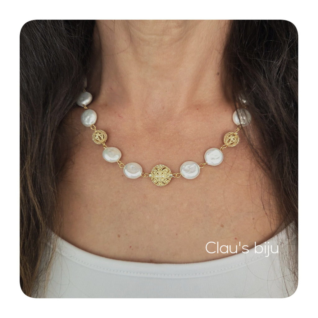 Colar de pérolas com peças banhadas a ouro