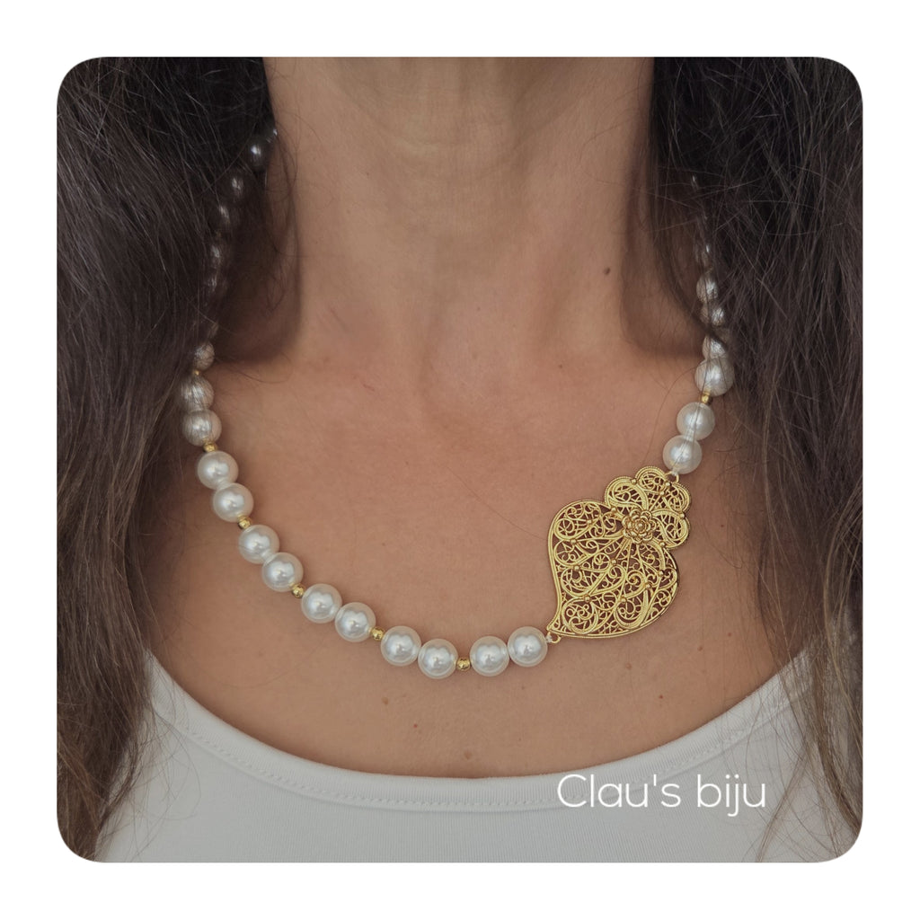 Colar de pérolas de água doce com peças em aço