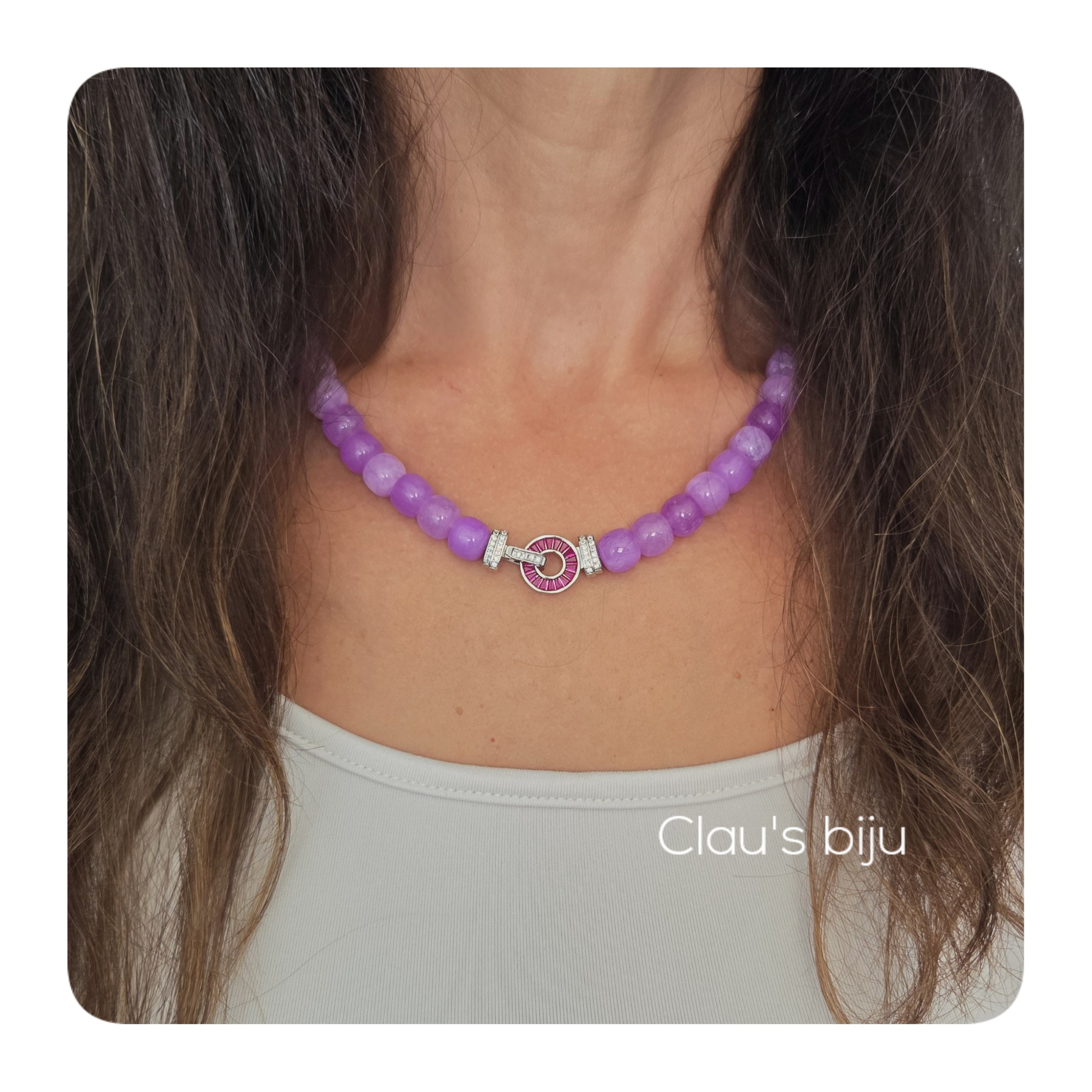 Bracelet orné de pierres lilas et d'éléments en acier.