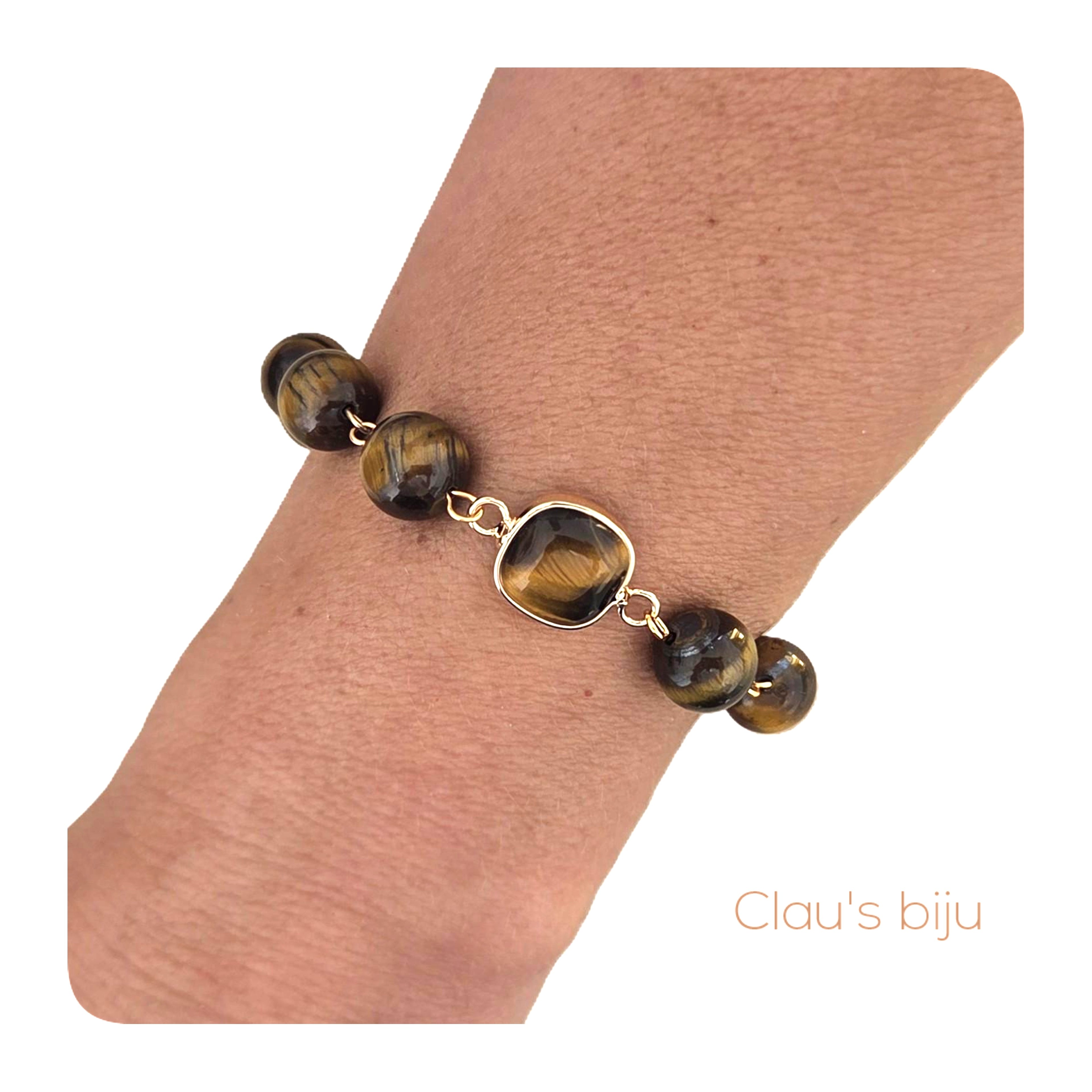 Collier orné de pierres œil-de-tigre et d'éléments en acier.