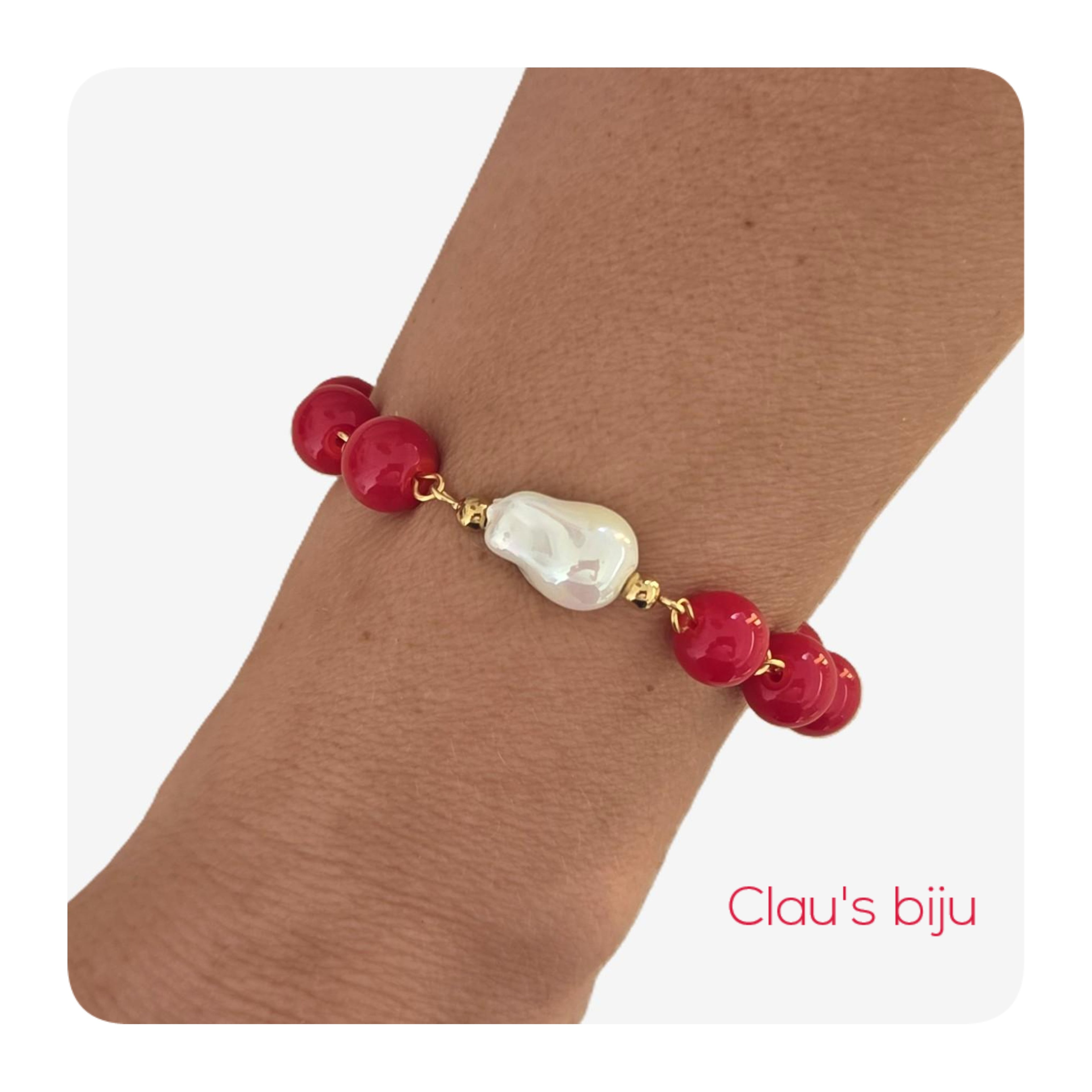 Colar com pedras vermelhas e peças em aço