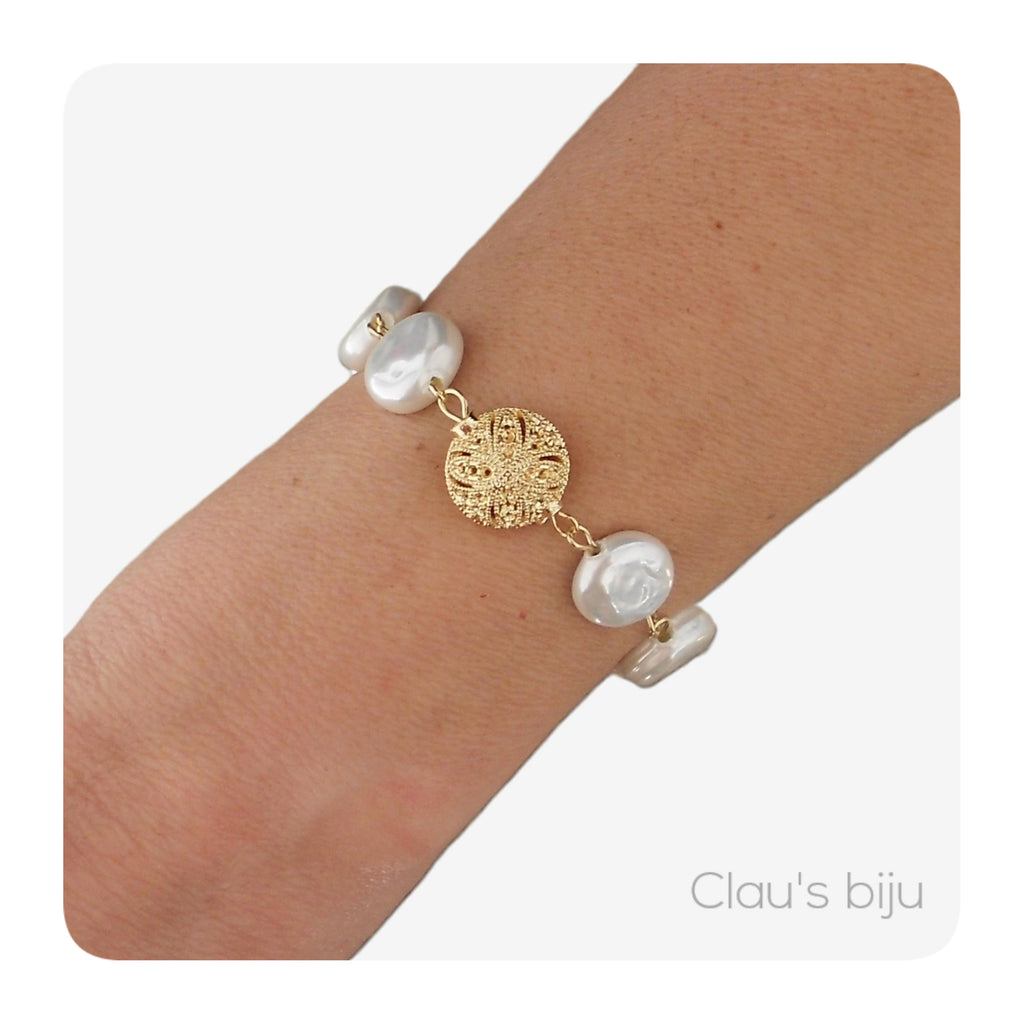 Colar de pérolas com peças banhadas a ouro