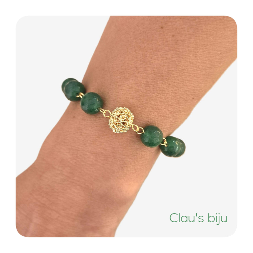 Pulseira com pedras verdes e peça banhada a ouro
