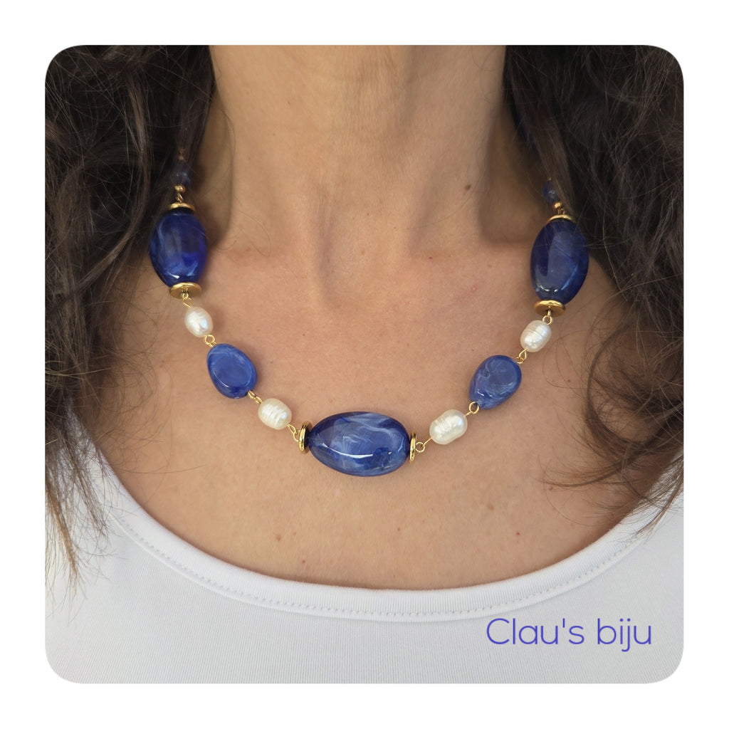 Necklace with freshwater pearls, resin beads and steel pieces.