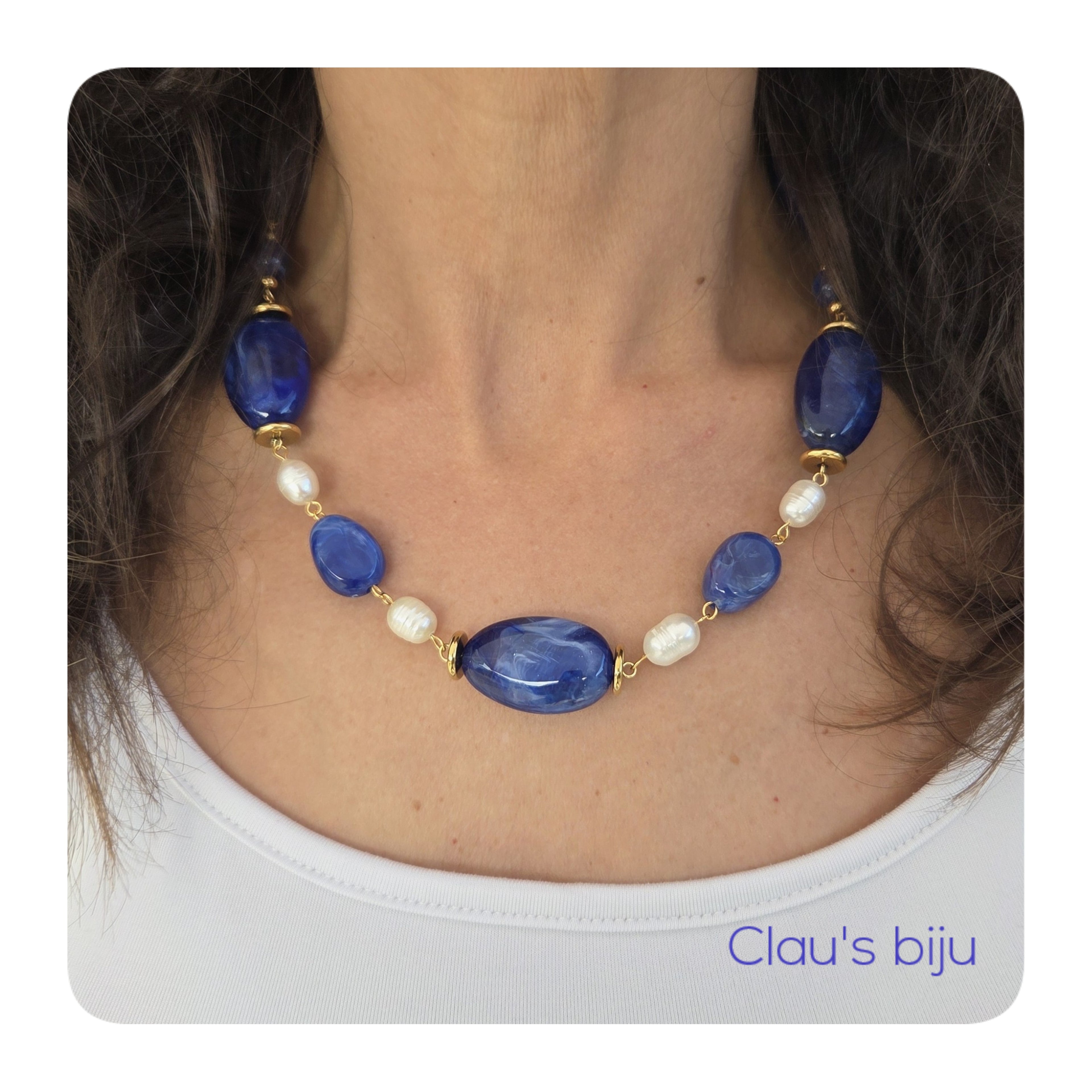 Bracelet orné de perles d'eau douce et de perles de résine.