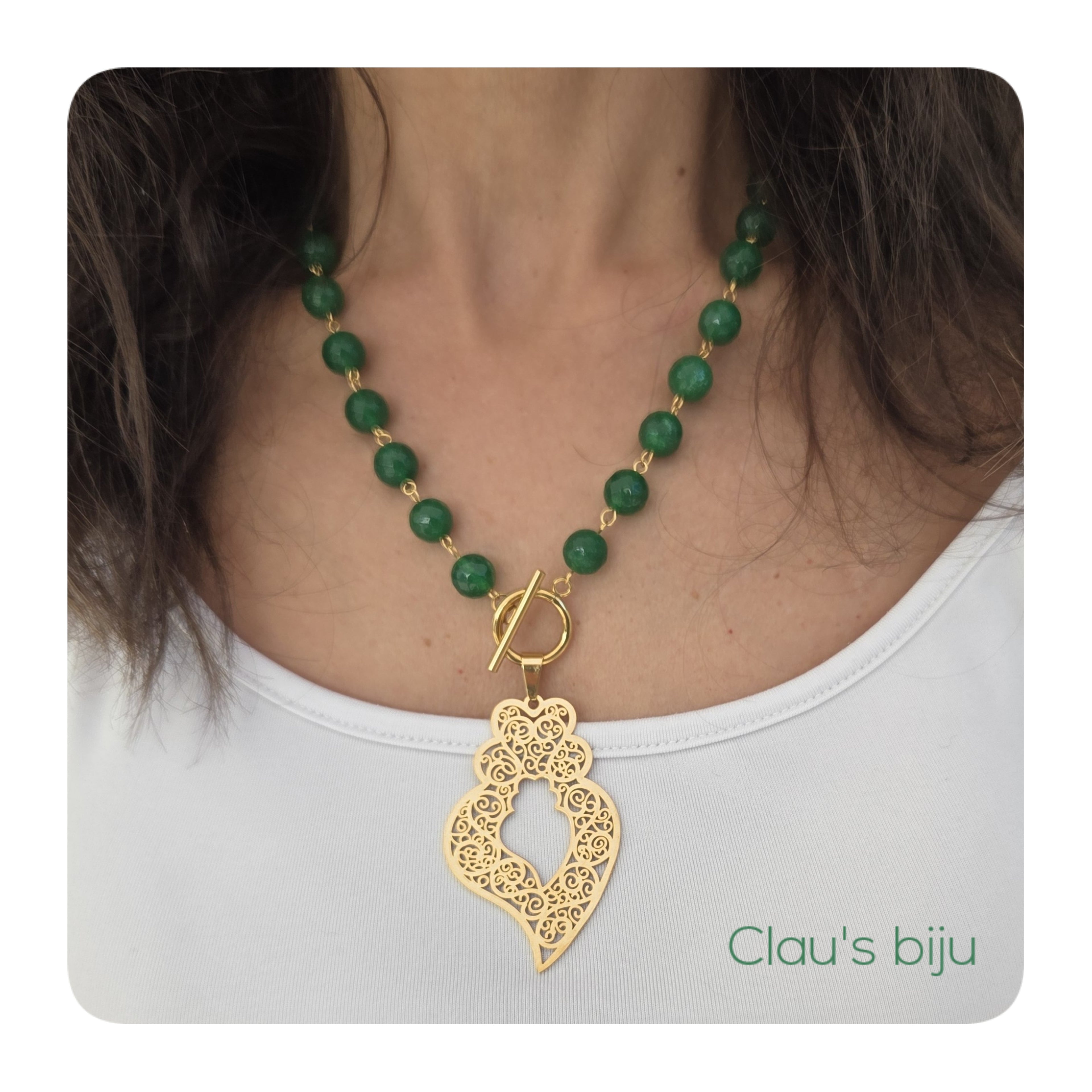 Collier orné de pierres vertes et de pièces en acier.