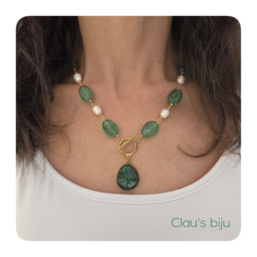 Necklace with freshwater pearls, resin beads and steel pieces.